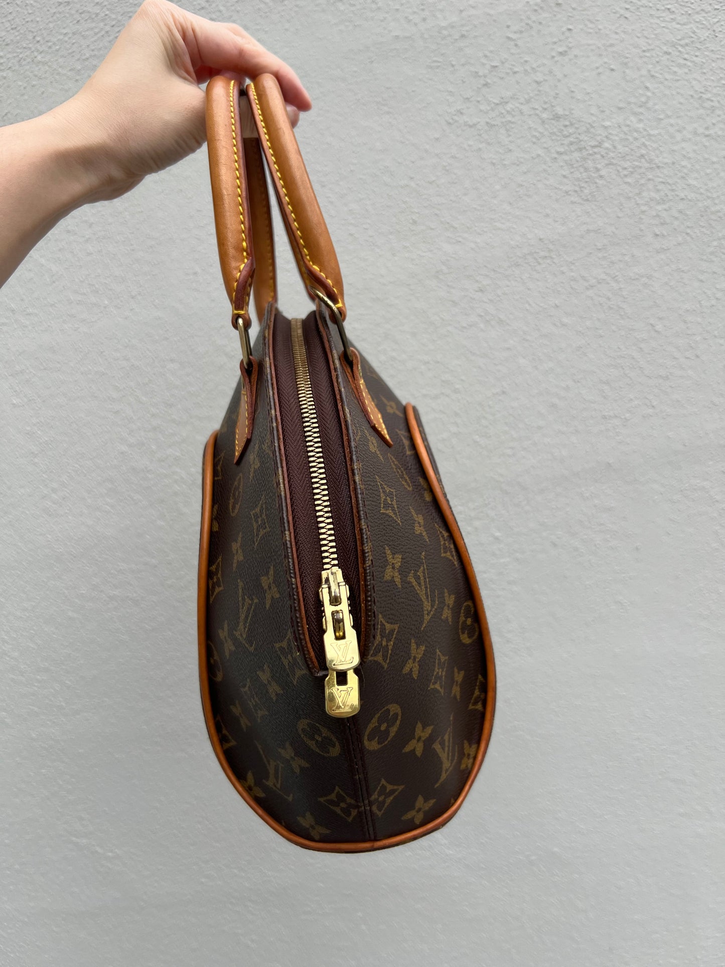 Pre-loved Louis Vuitton Vintage Ellipse PM Monogram Handbag 1998