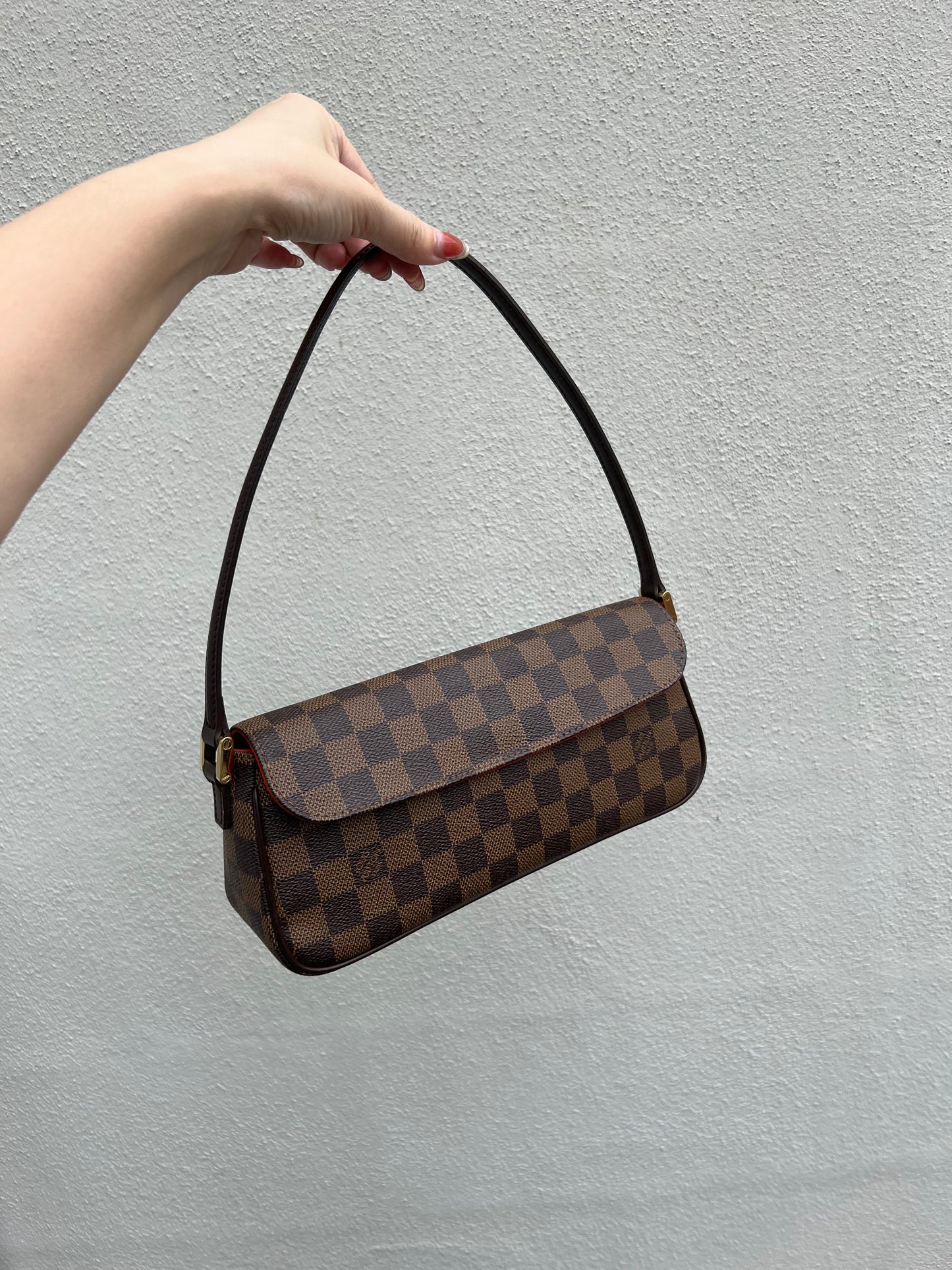 Pre-loved Louis Vuitton
Damier Ebène Recoleta Shoulder Bag 2004