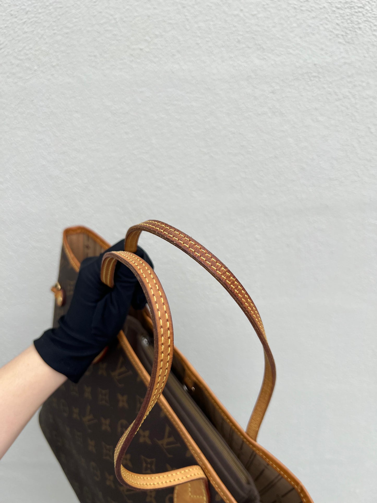 Pre-loved Louis Vuitton Neverfull Leather Tote MM Monogram 2009