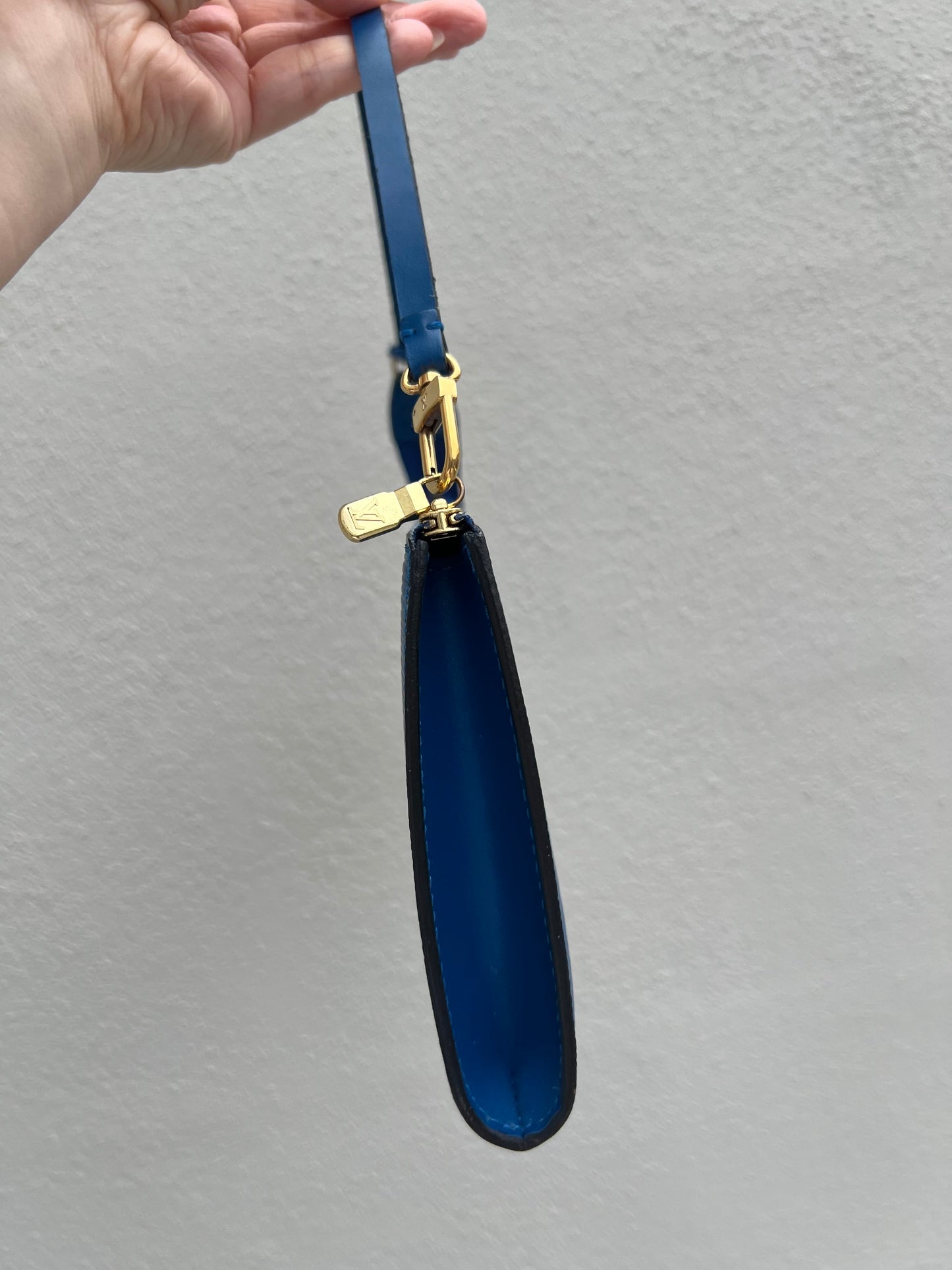 Pre-loved Louis Vuitton Pochette Accessoire EPI Leather Handbag Blue 1996