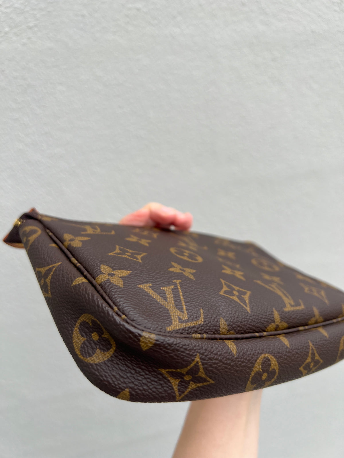 Pre-loved Authentic Louis Vuitton Pochette Accessoire Handbag 2000