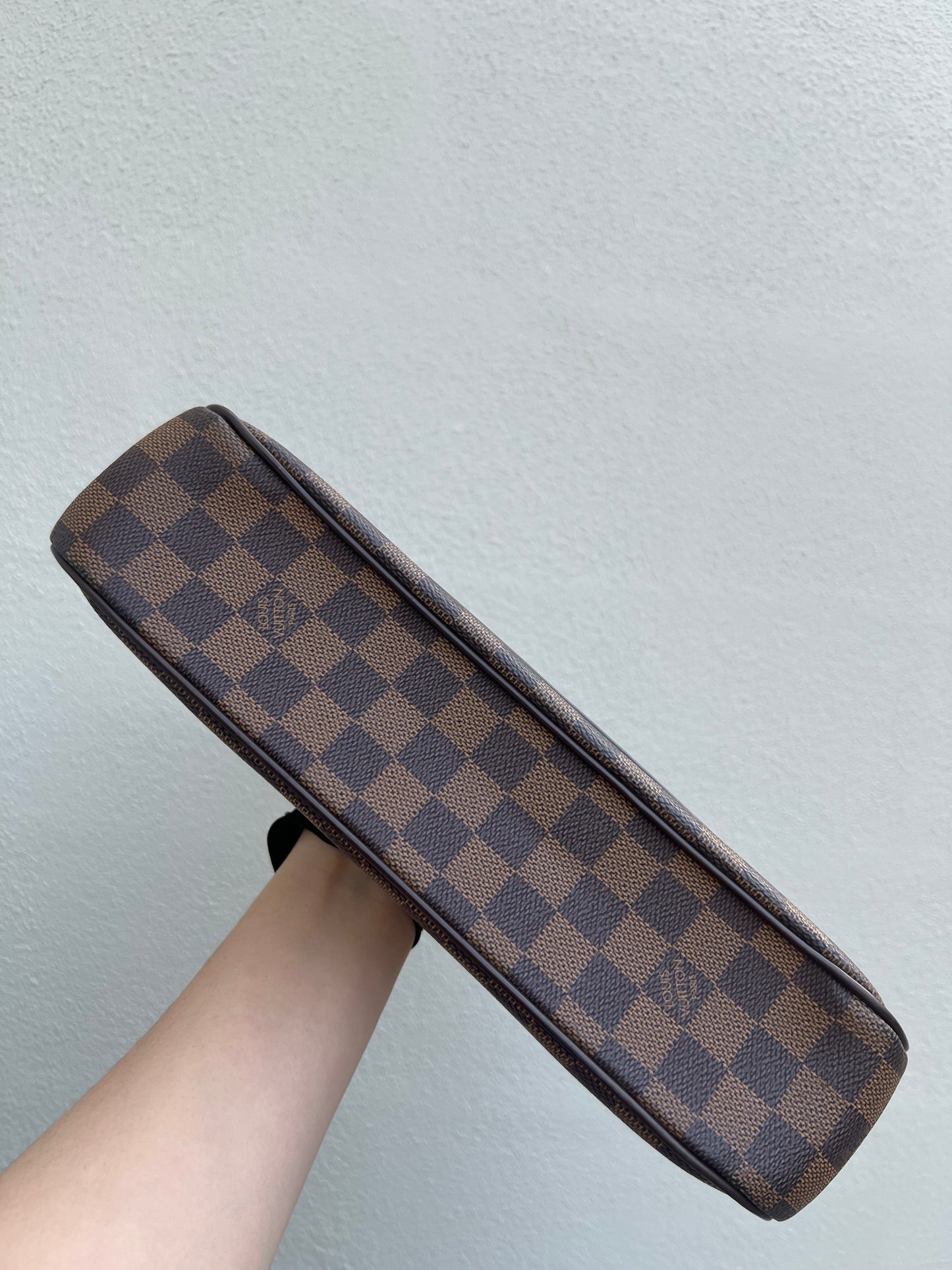 Pre-loved Louis Vuitton Damier Ebene Aubagne Shoulder Bag