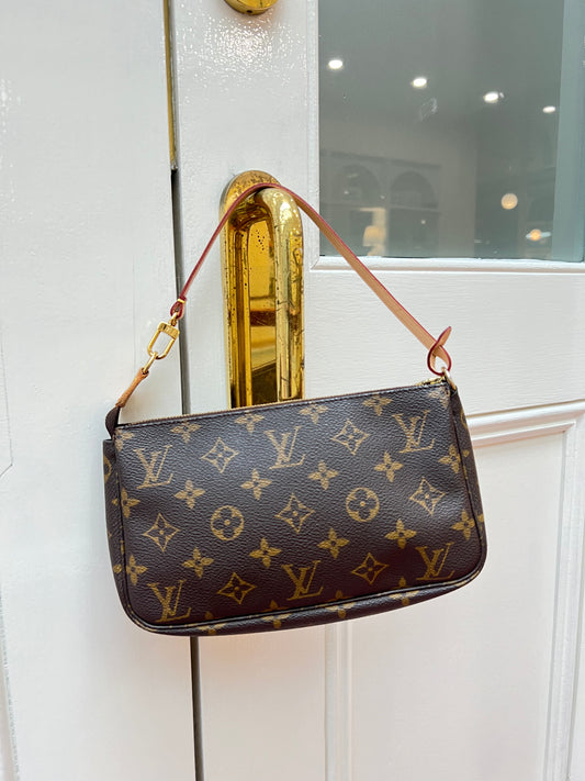 Pre-loved Authentic Louis Vuitton Pochette Accessoire Handbag