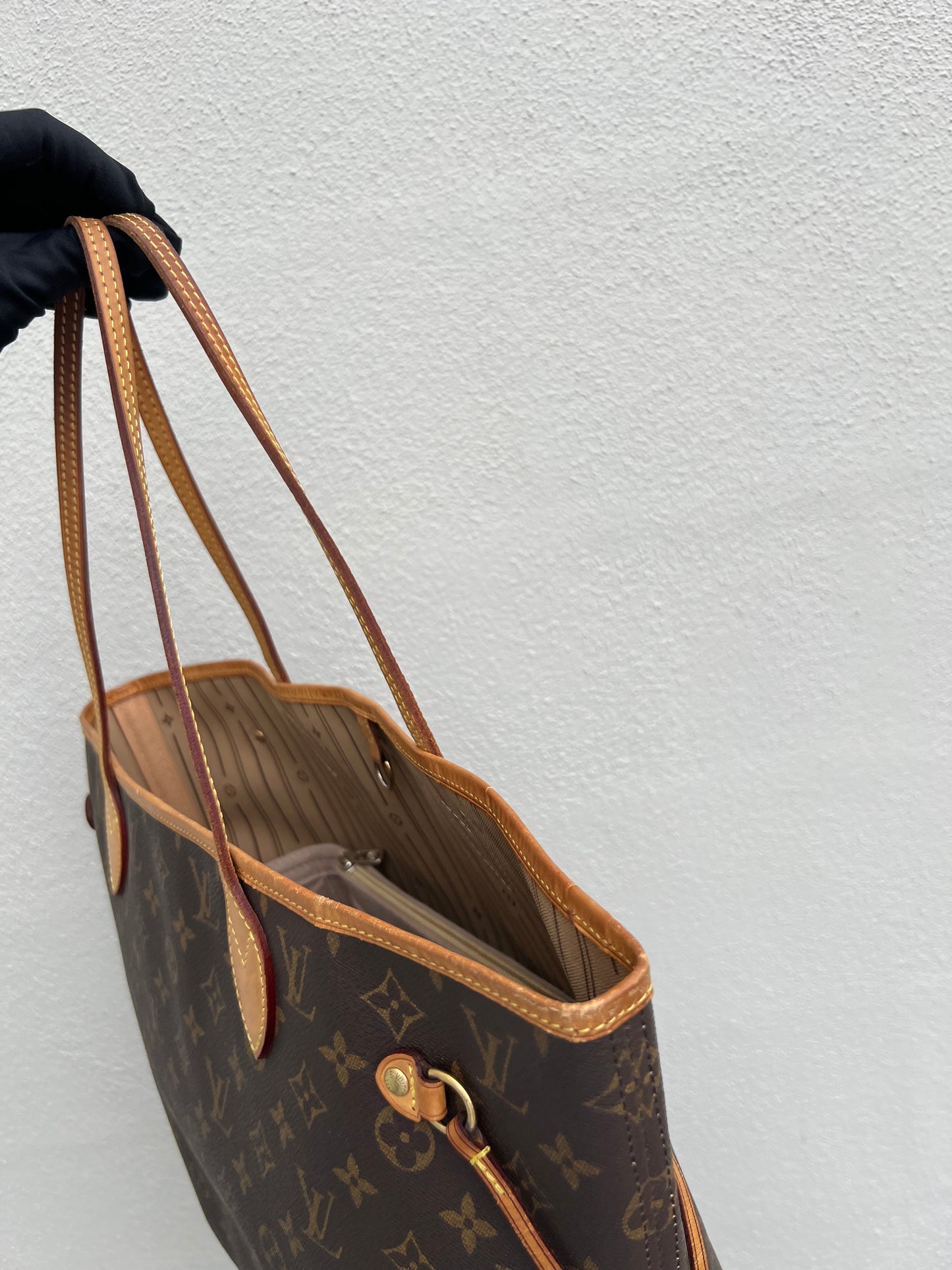 Pre-loved Louis Vuitton Neverfull Leather Tote MM Monogram 2009