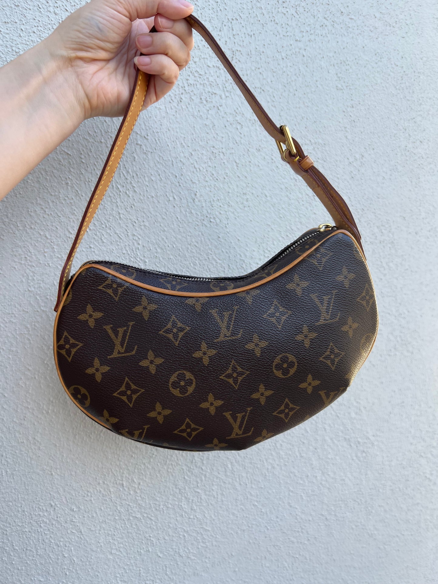 Pre-loved Louis Vuitton Pochette Croissant Shoulder Bag PM Monogram