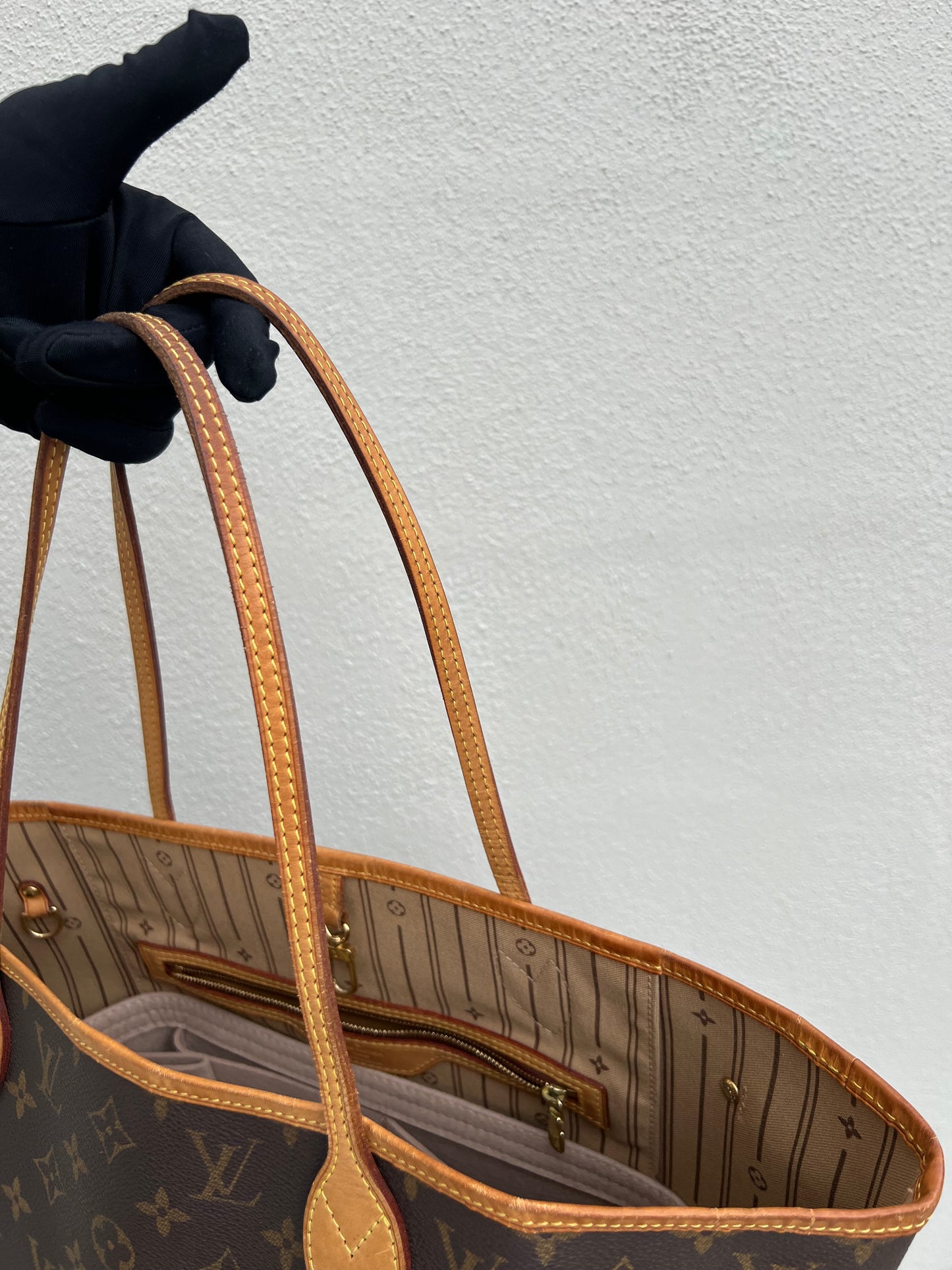 Pre-loved Louis Vuitton Neverfull Leather Tote MM Monogram 2009