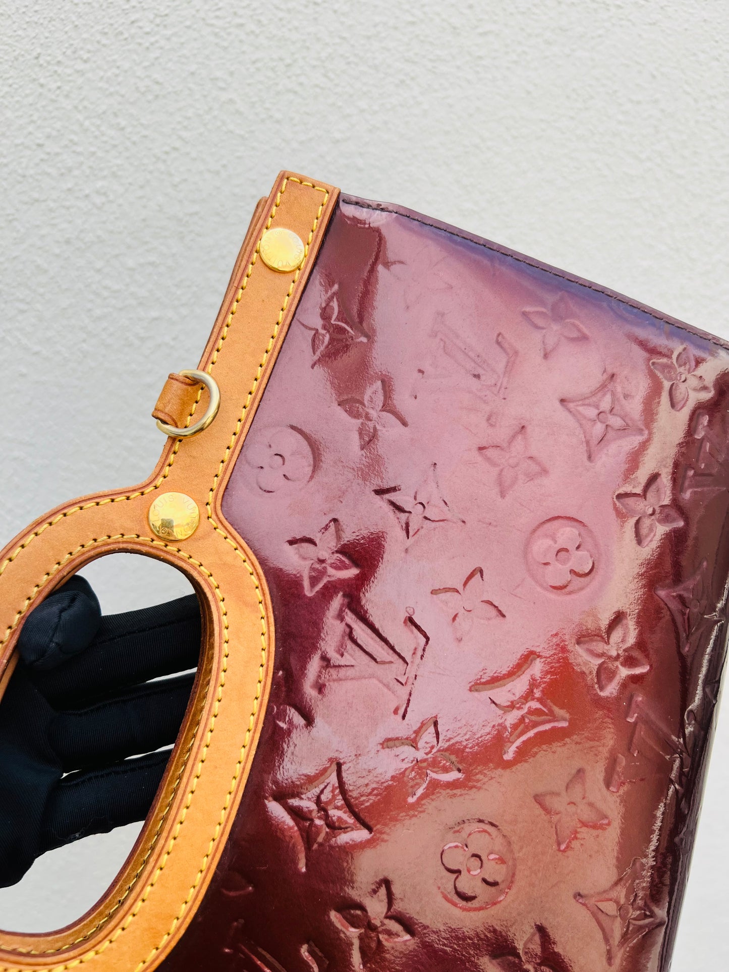 Pre-loved Louis Vuitton Amarante Monogram Vernis Roxbury Drive Bag 2010