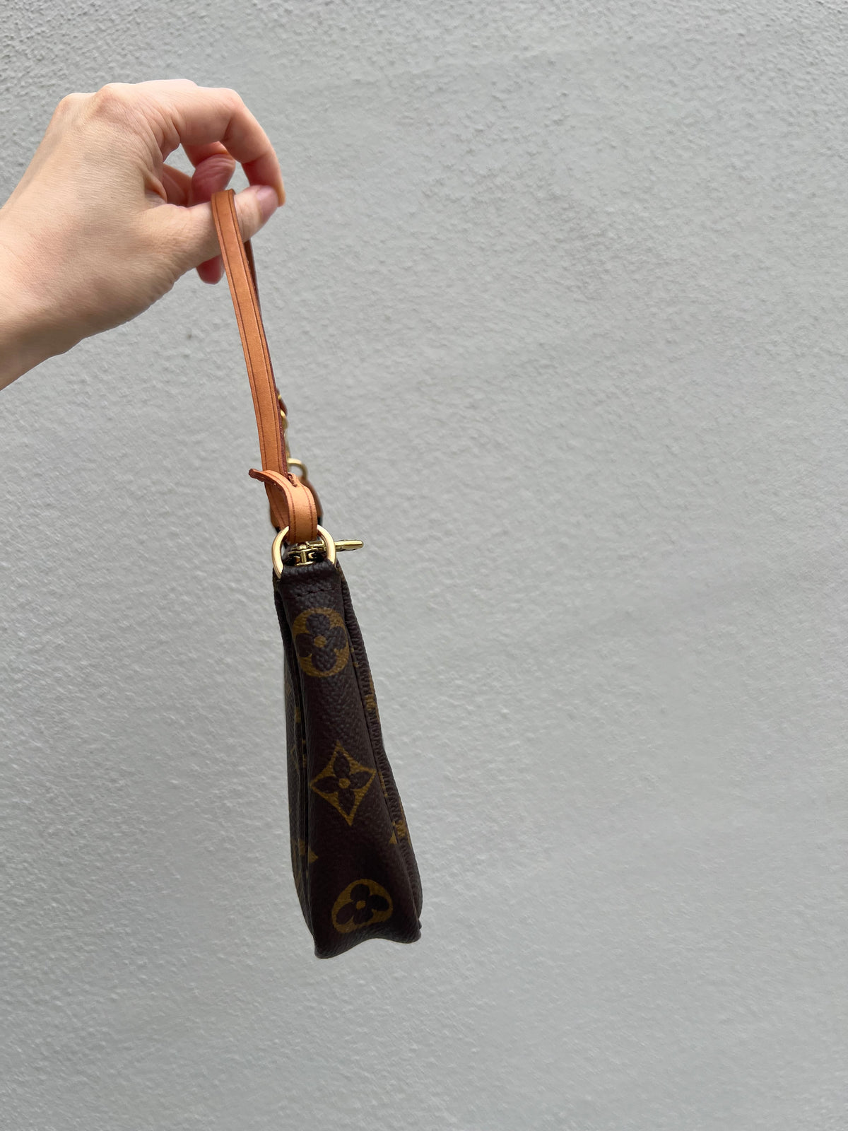 Pre-loved Authentic Louis Vuitton Pochette Accessoire Handbag 2000