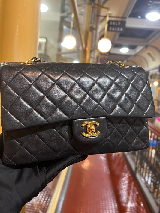 Pre-loved Chanel Vintage Classic Flat Leather Medium crossbody Bag 25cm Black