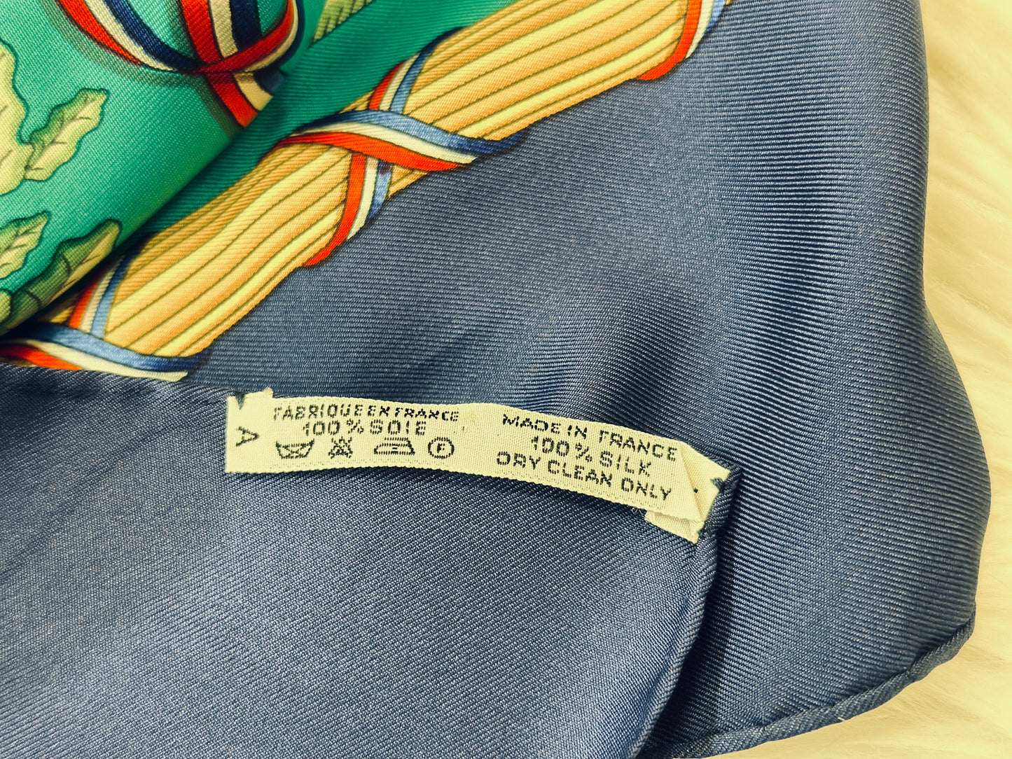 Pre-loved Hermès  Carré 90 LIBERTE EGALITE FRATERNITE French Revolution Memorial SCalf Navy Green Multicolor Silk Hermes