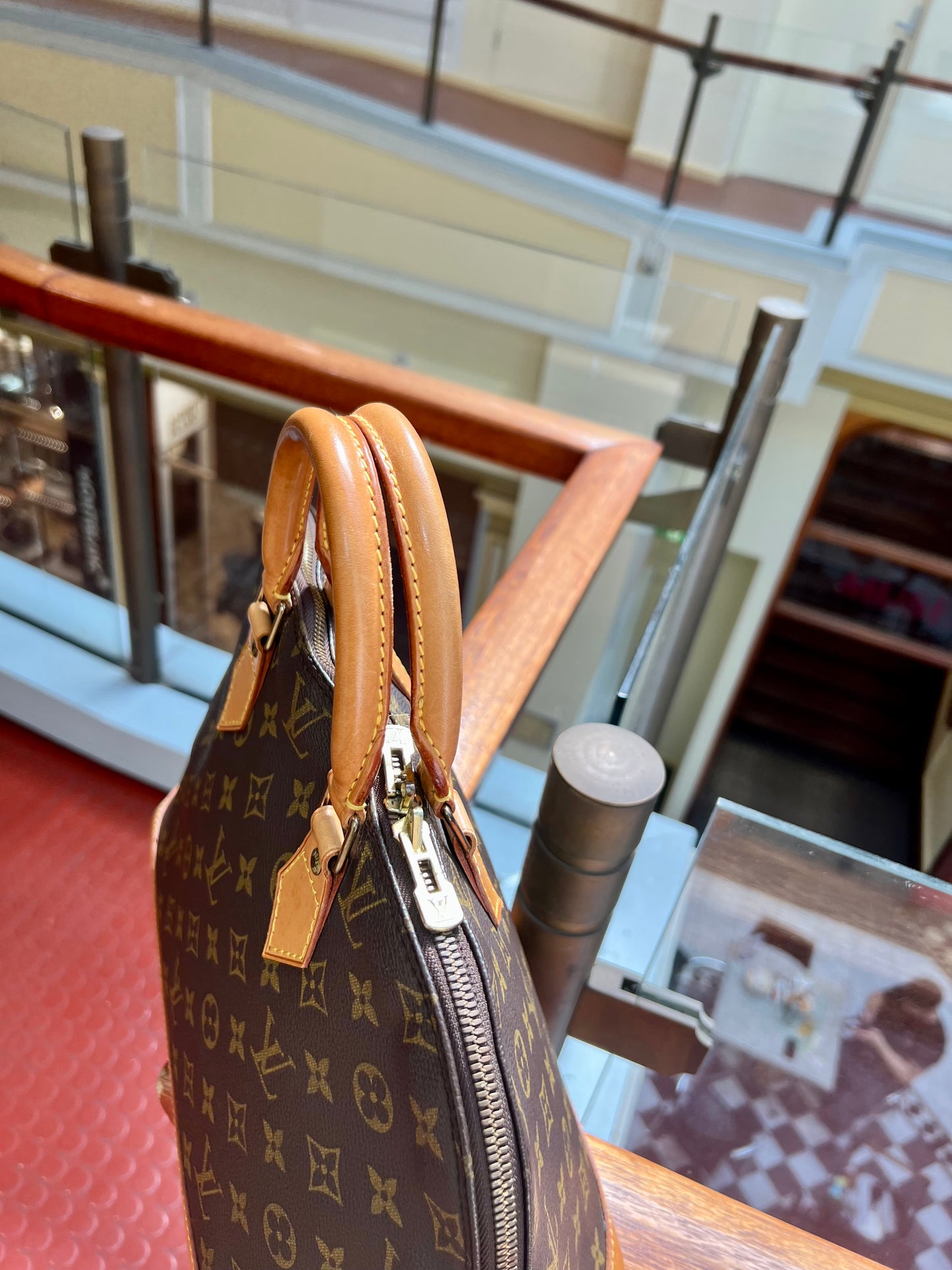 Pre-loved Louis Vuitton Alam Leather Handbag PM 32cm 90s