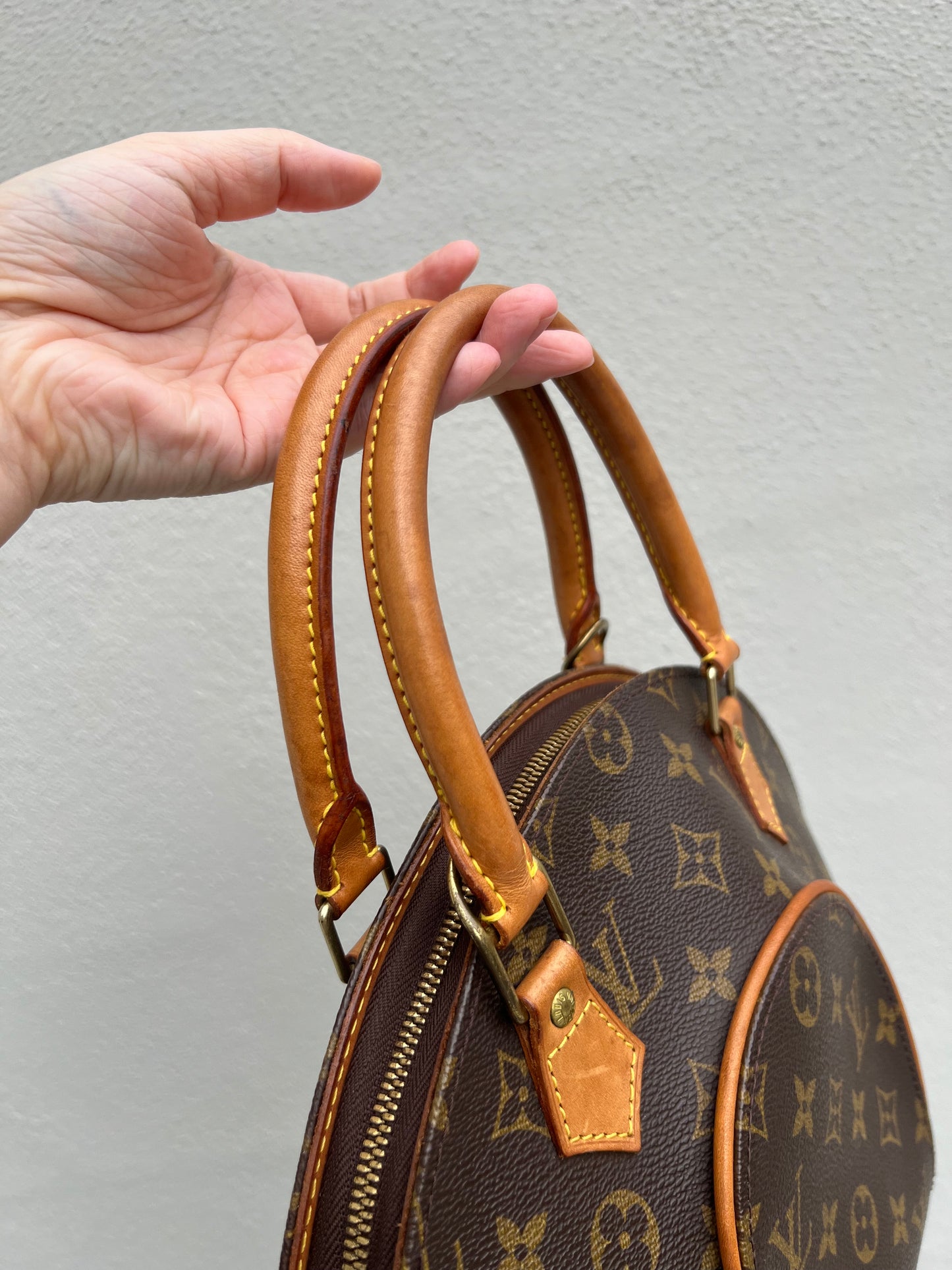 Pre-loved Louis Vuitton Vintage Ellipse PM Monogram Handbag 1998