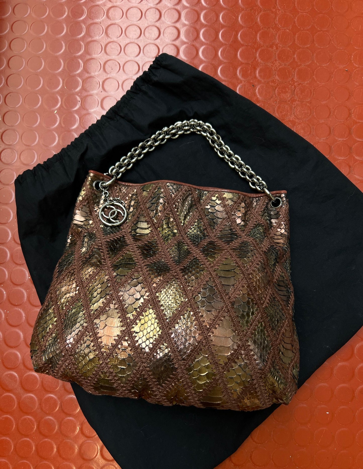 Pre-loved Chanel Handbag Clutch Rare Exotic Large
2 In 1 Tote & Metallic Bronze Hobo Bag