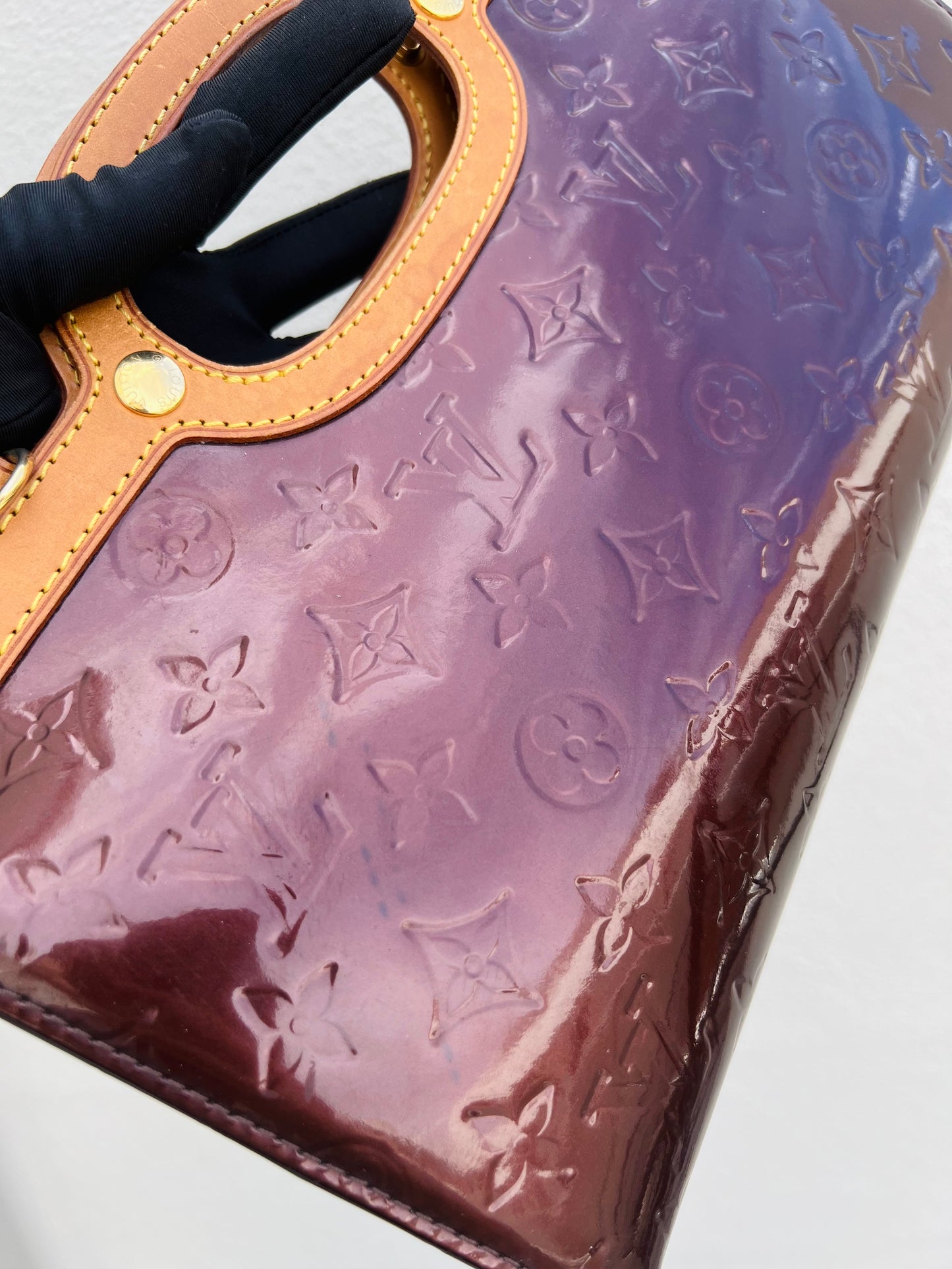 Pre-loved Louis Vuitton Amarante Monogram Vernis Roxbury Drive Bag 2010