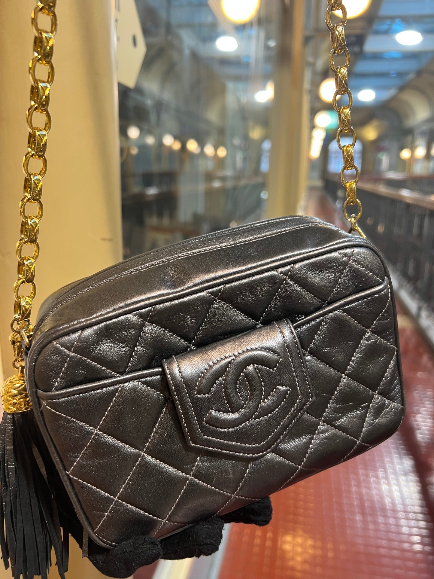 Pre-loved CHANEL Vintage Lambskin Gold-plated Chain Tassel Camera Bag