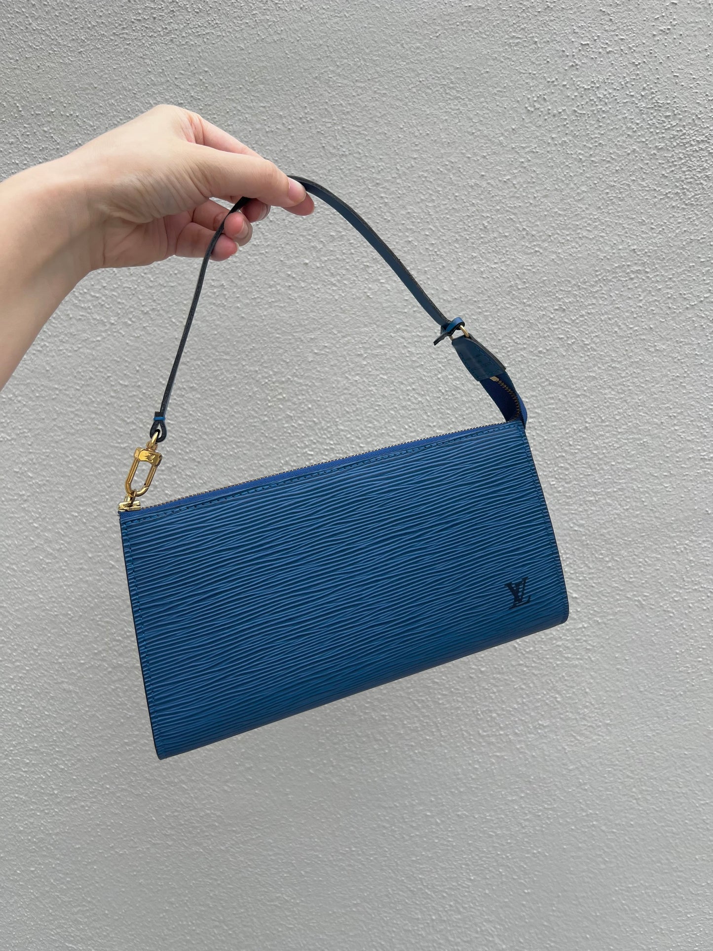 Pre-loved Louis Vuitton Pochette Accessoire EPI Leather Handbag Blue 1996