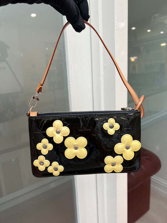 Pre-loved Louis Vuitton Lexington Fleurs' pochette Accessoire Patent Leather Handbag Flowers