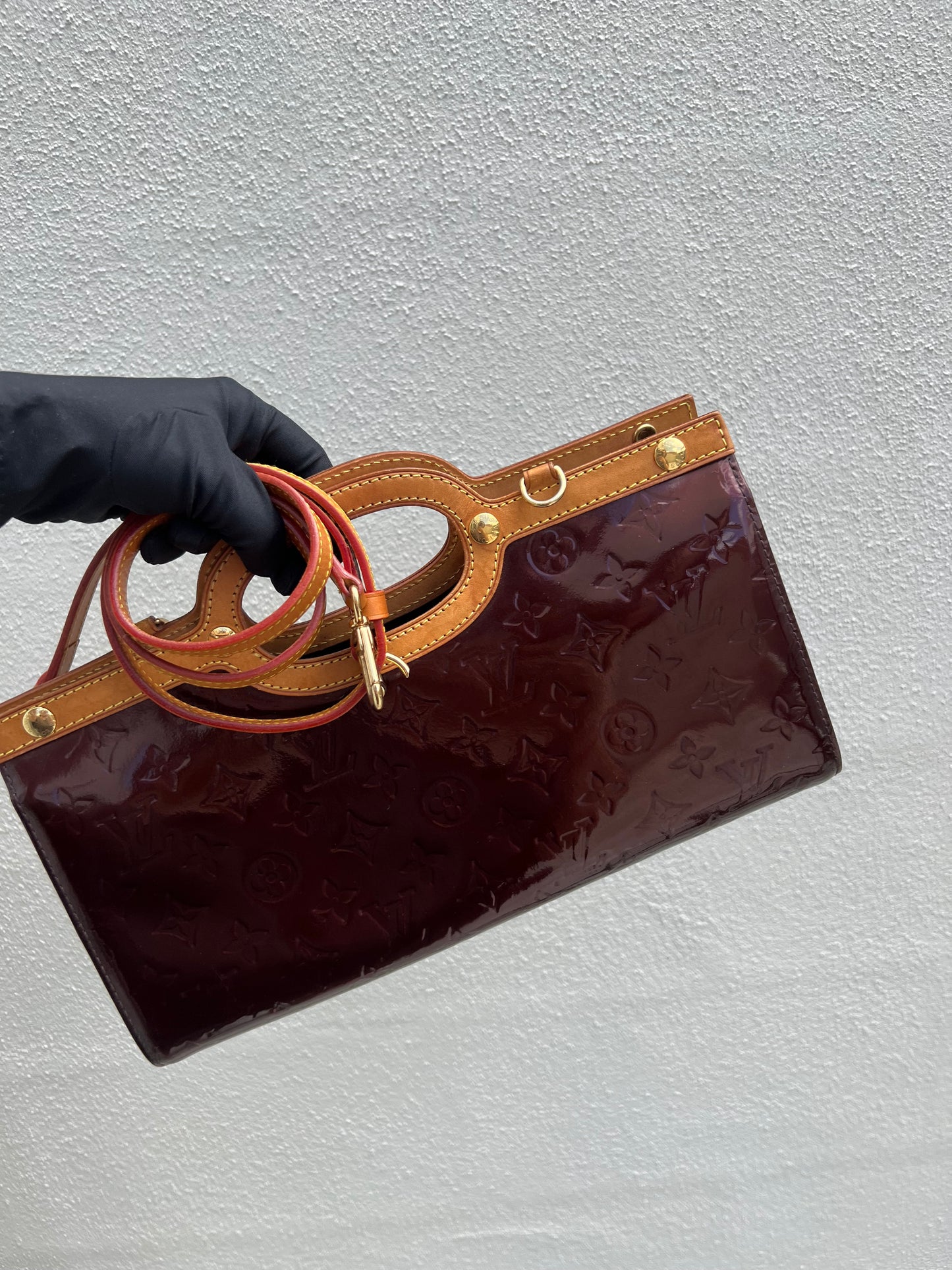 Pre-loved Louis Vuitton Amarante Monogram Vernis Roxbury Drive Bag 2010
