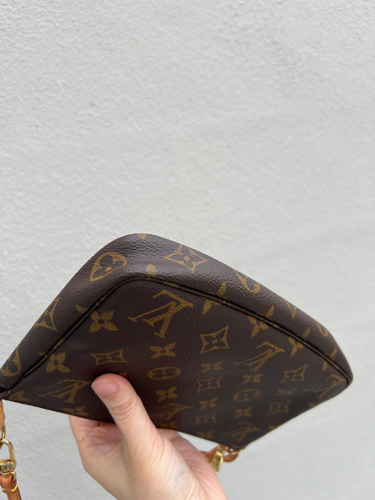Pre-loved Authentic Louis Vuitton Pochette Accessoire Handbag 2000