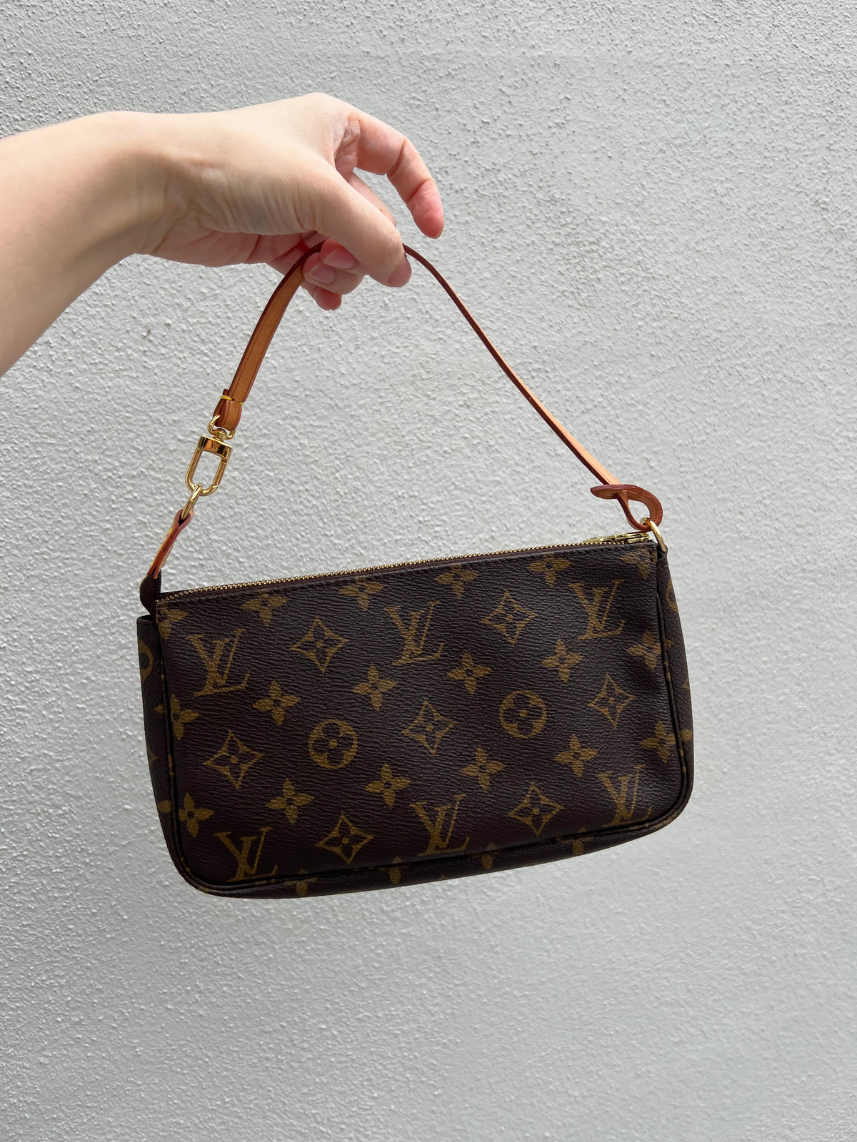 Pre-loved Authentic Louis Vuitton Pochette Accessoire Handbag 2000