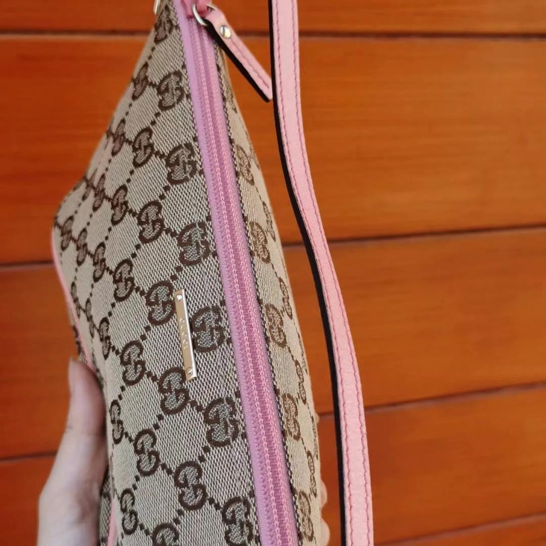 Pre-loved  Gucci vintage GG Canvas Boat Baguette Bag Pink