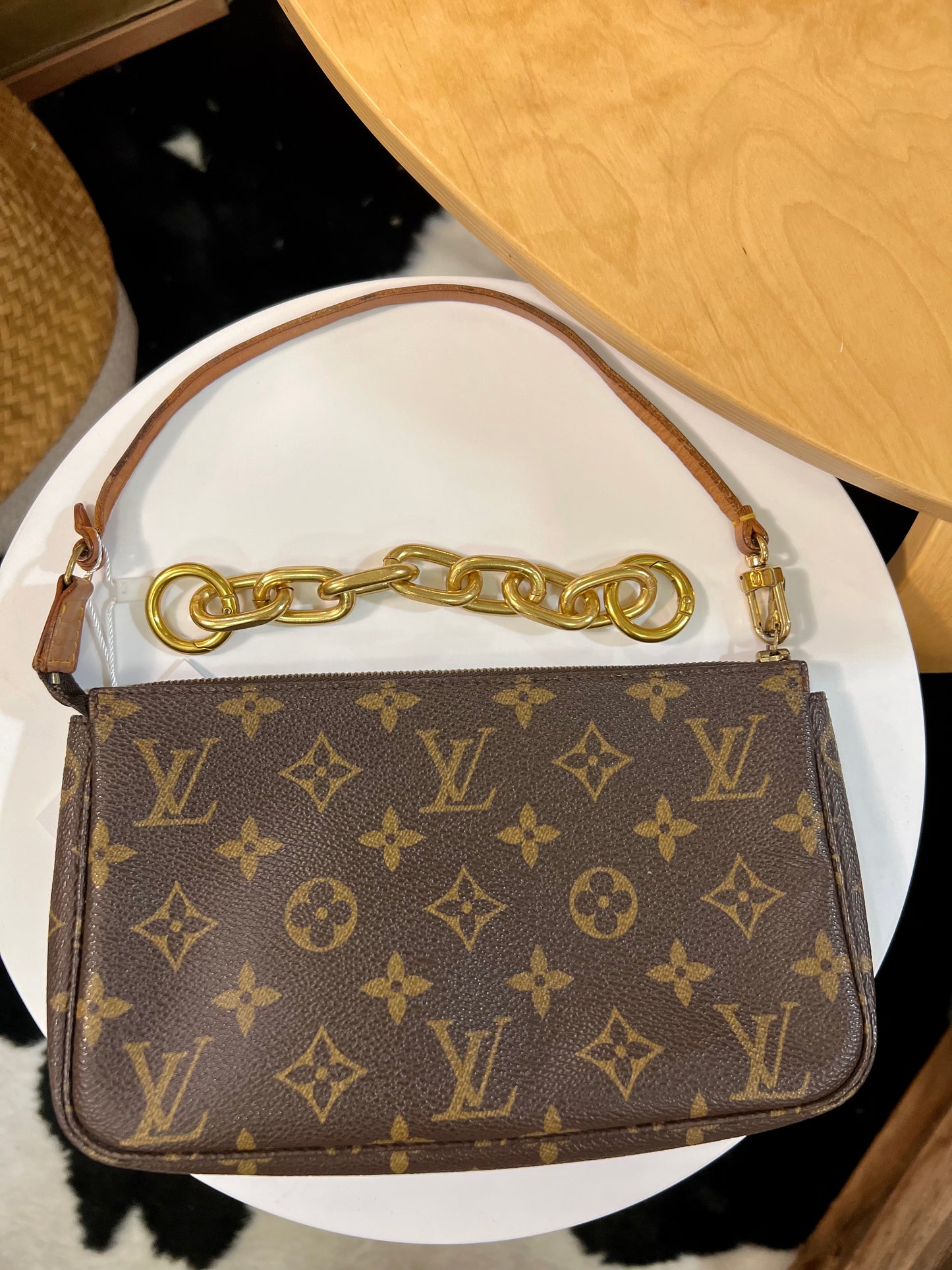 Pre-loved Louis Vuitton Vintage Pochette Accessoire Leather Handbag Monogram