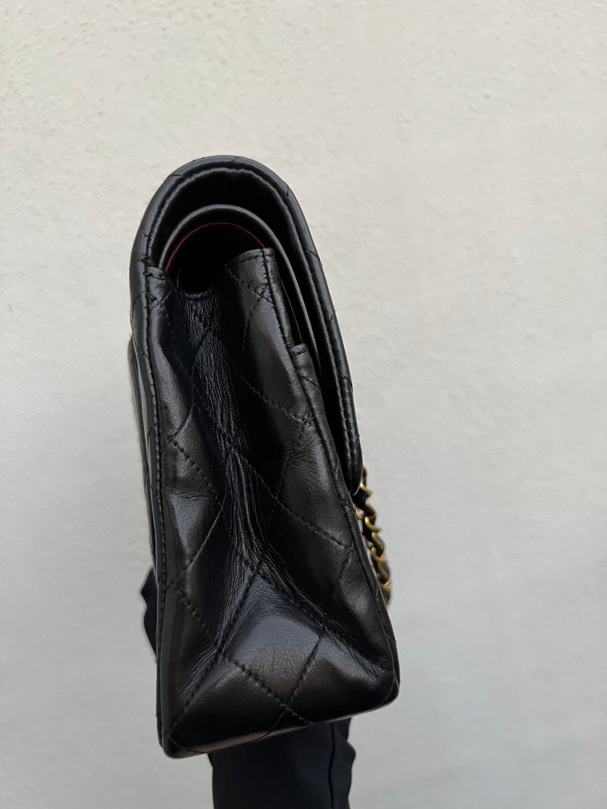 Pre-loved Chanel Vintage Classic Flat Leather Medium crossbody Bag 25c –  Vintage Muse Adelaide