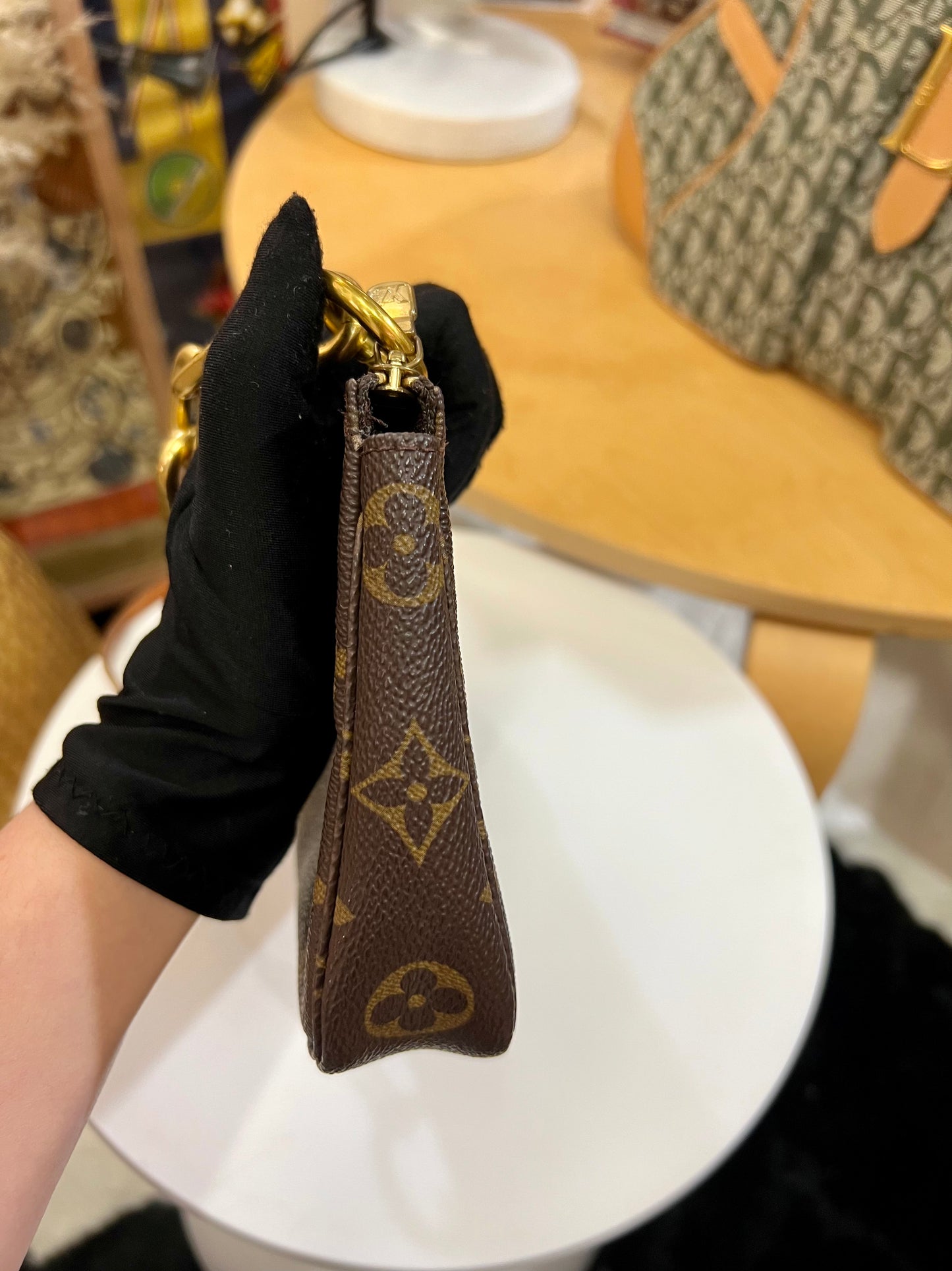 Pre-loved Louis Vuitton Vintage Pochette Accessoire Leather Handbag Monogram