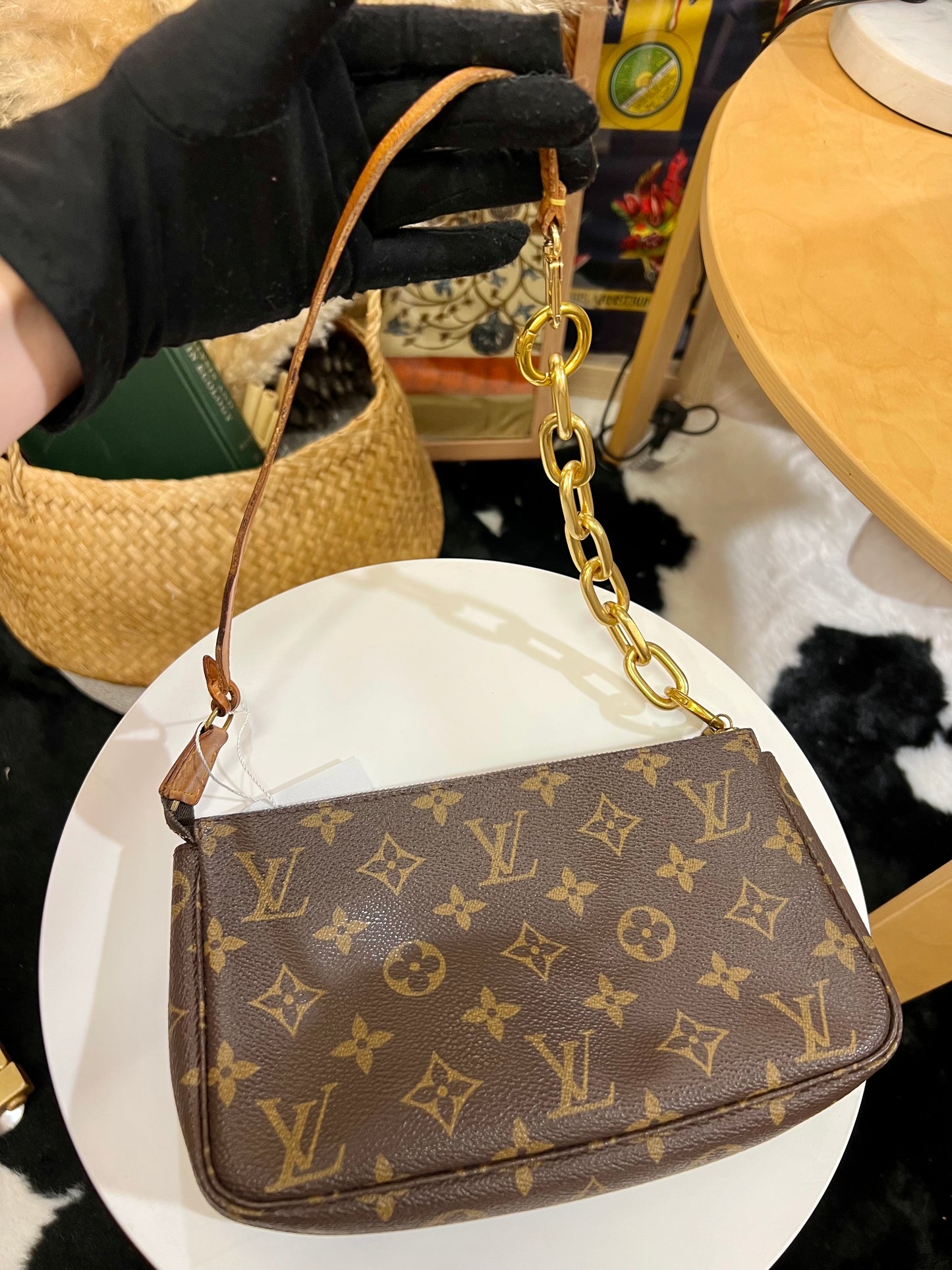 Pre-loved Louis Vuitton Vintage Pochette Accessoire Leather Handbag Monogram