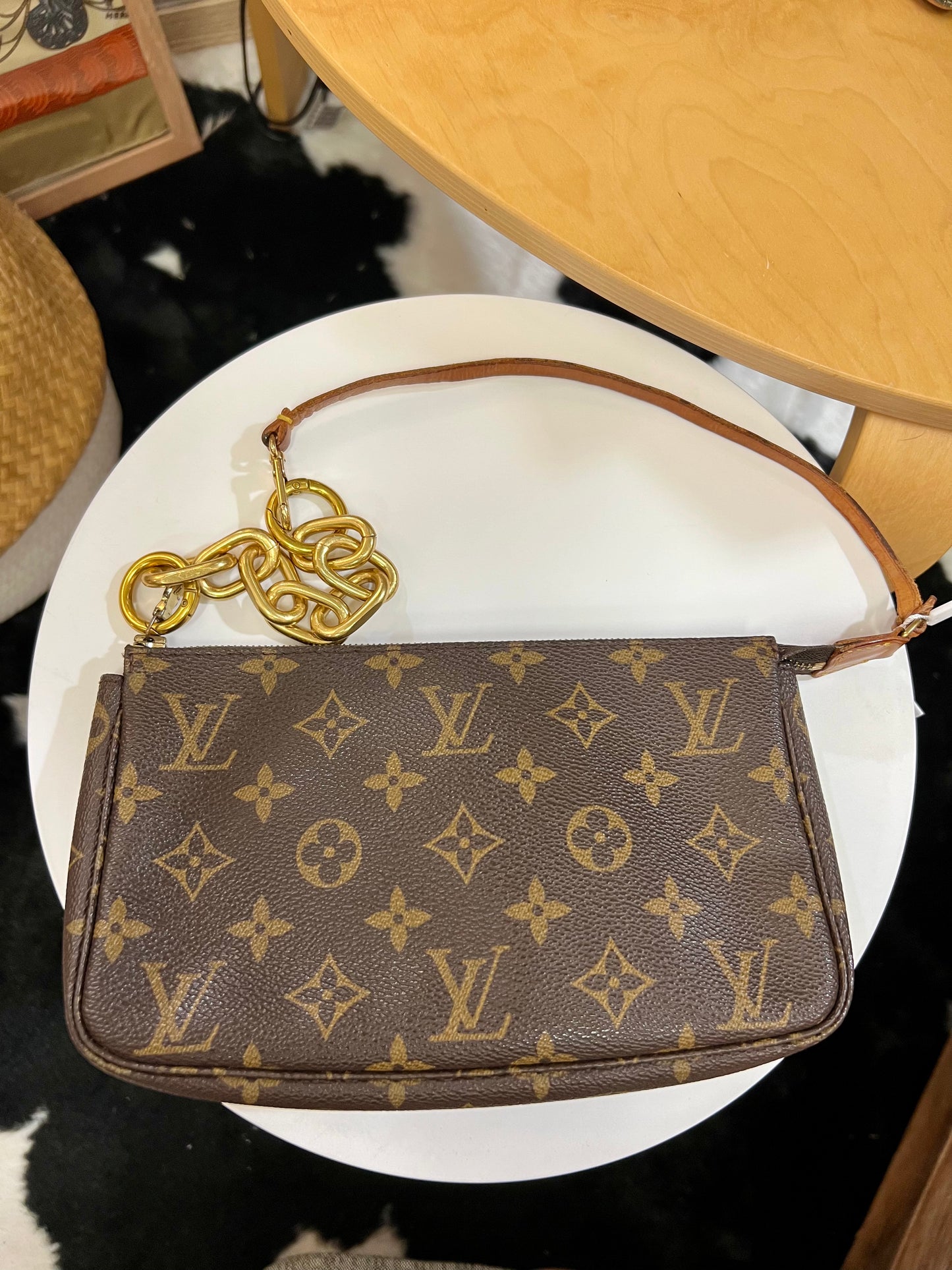 Pre-loved Louis Vuitton Vintage Pochette Accessoire Leather Handbag Monogram