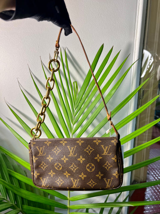 Pre-loved Louis Vuitton Vintage Pochette Accessoire Leather Handbag Monogram