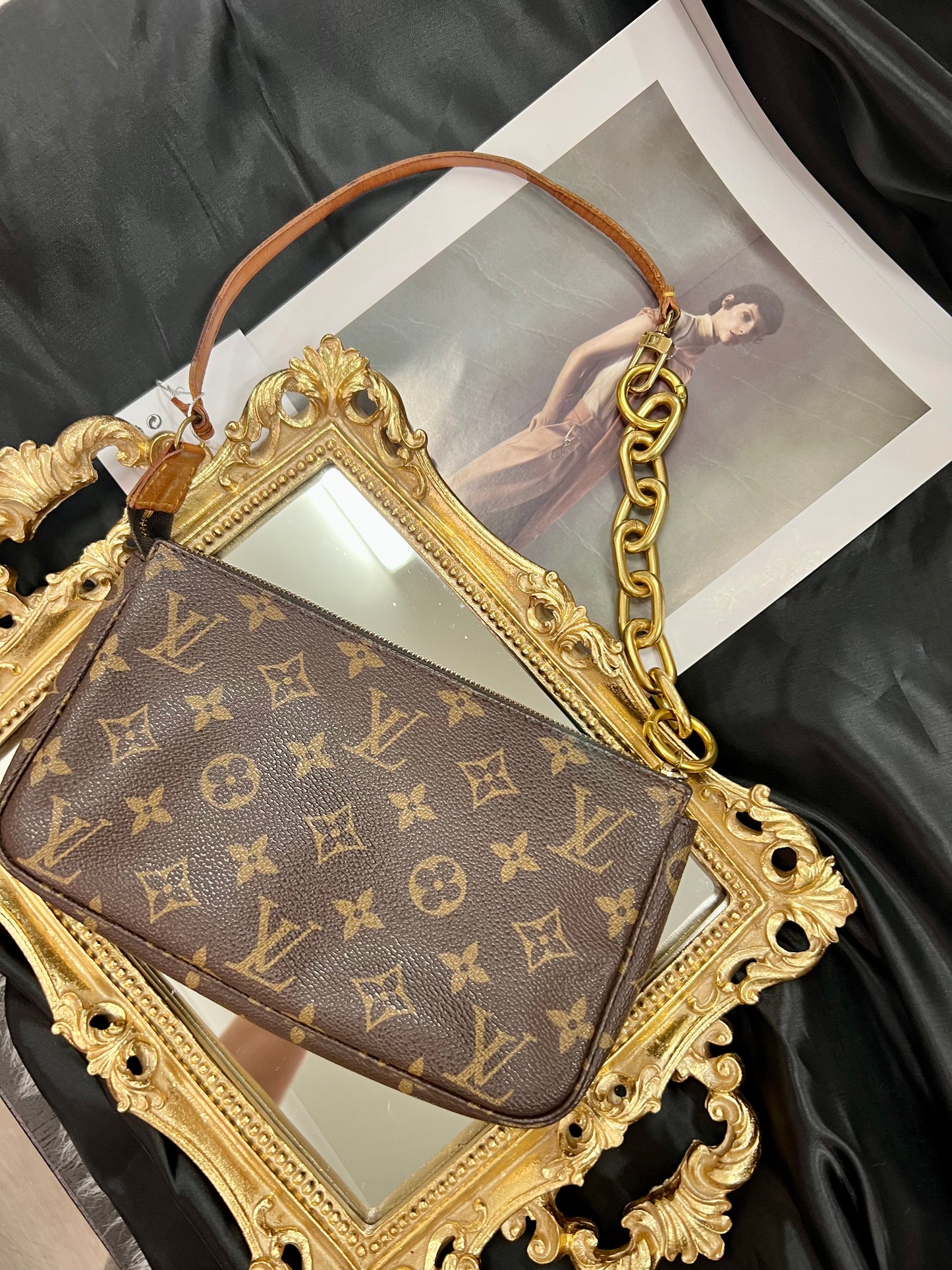 Pre-loved Louis Vuitton Vintage Pochette Accessoire Leather Handbag Monogram