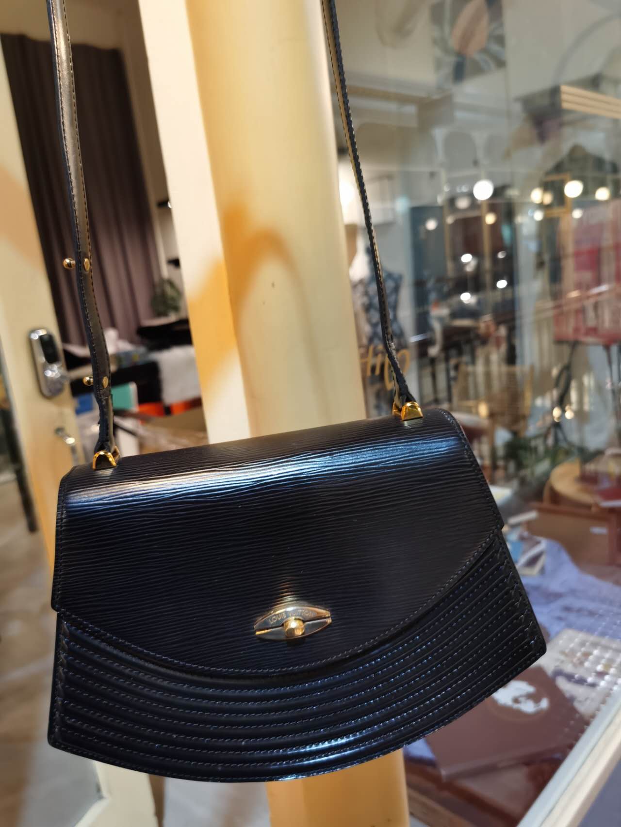 Pre-loved Louis Vuitton Vintage Epi Leather Crossbody Bag Black