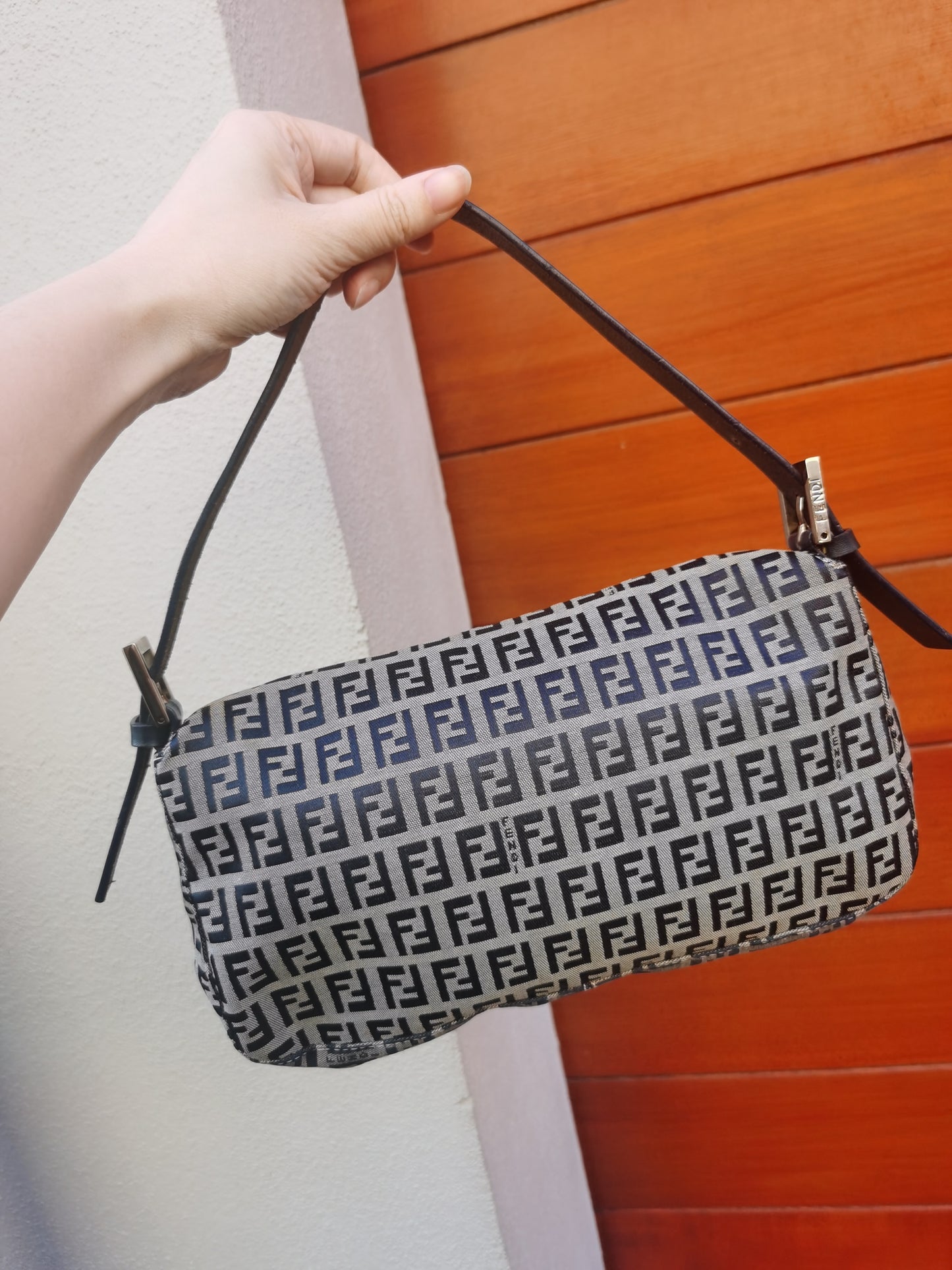 Pre-loved FENDI VINTAGE NAVY BAGUETTE HANDBAG MEDIUM