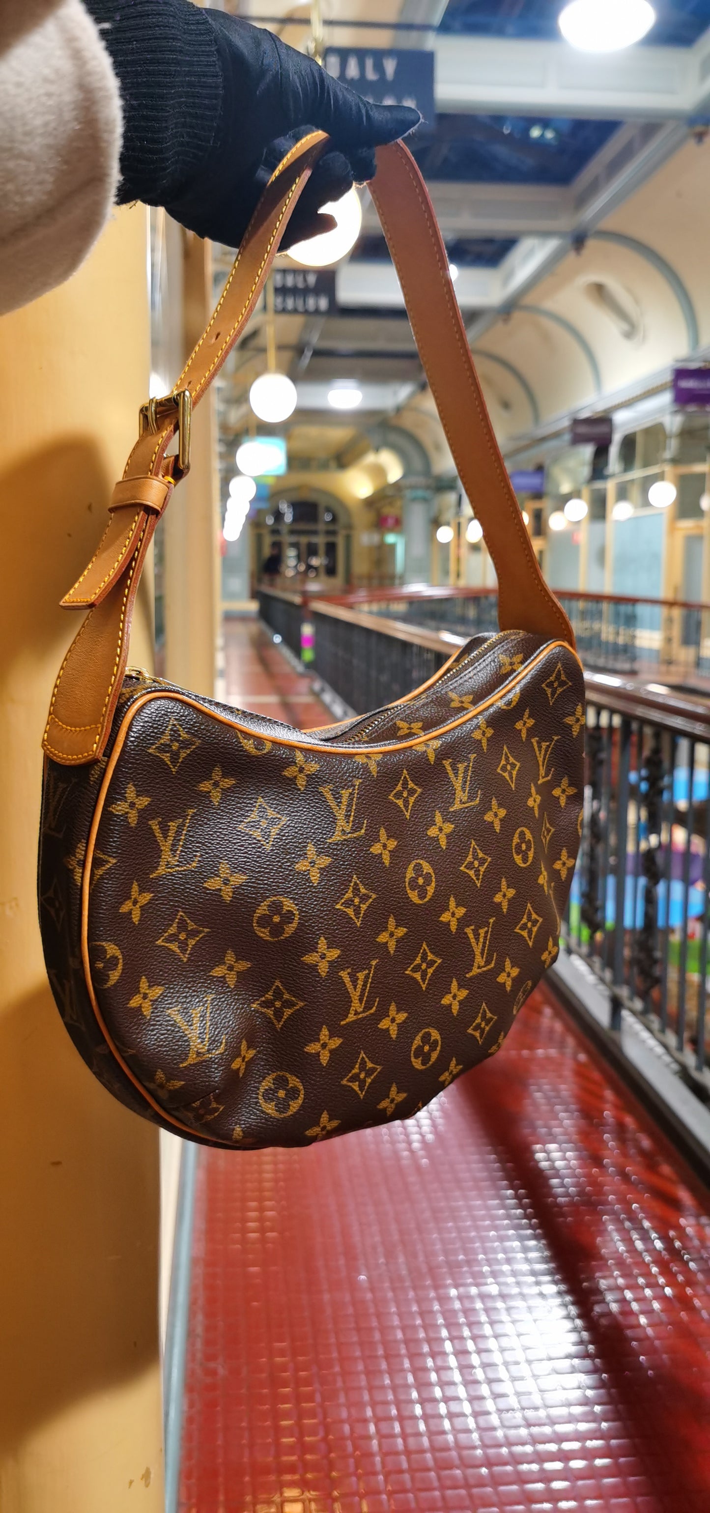 Pre-loved LOUIS VUITTON VINTAGE CROISSANT LEATHER HANDBAG