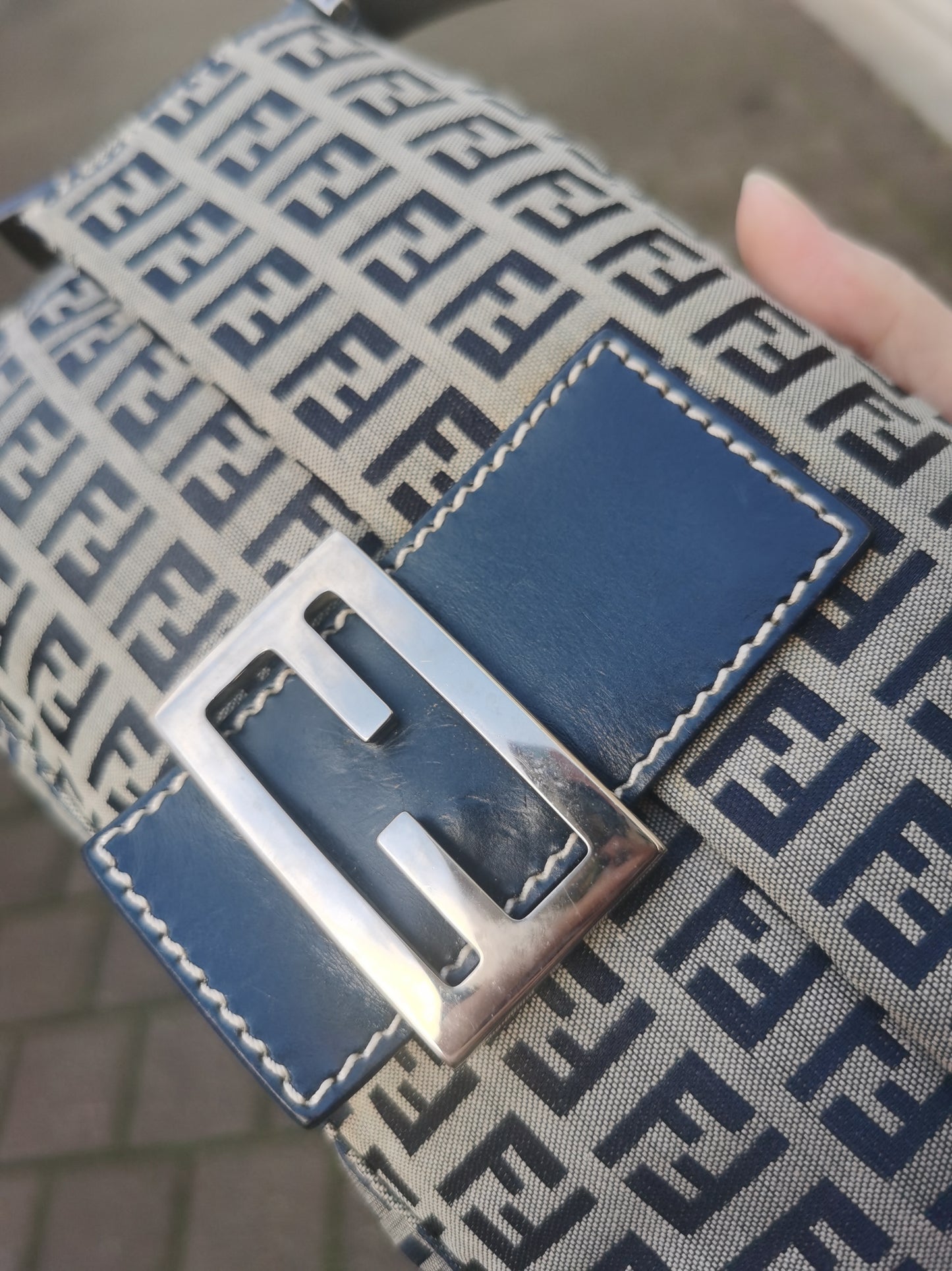 Pre-loved FENDI VINTAGE NAVY BAGUETTE HANDBAG MEDIUM