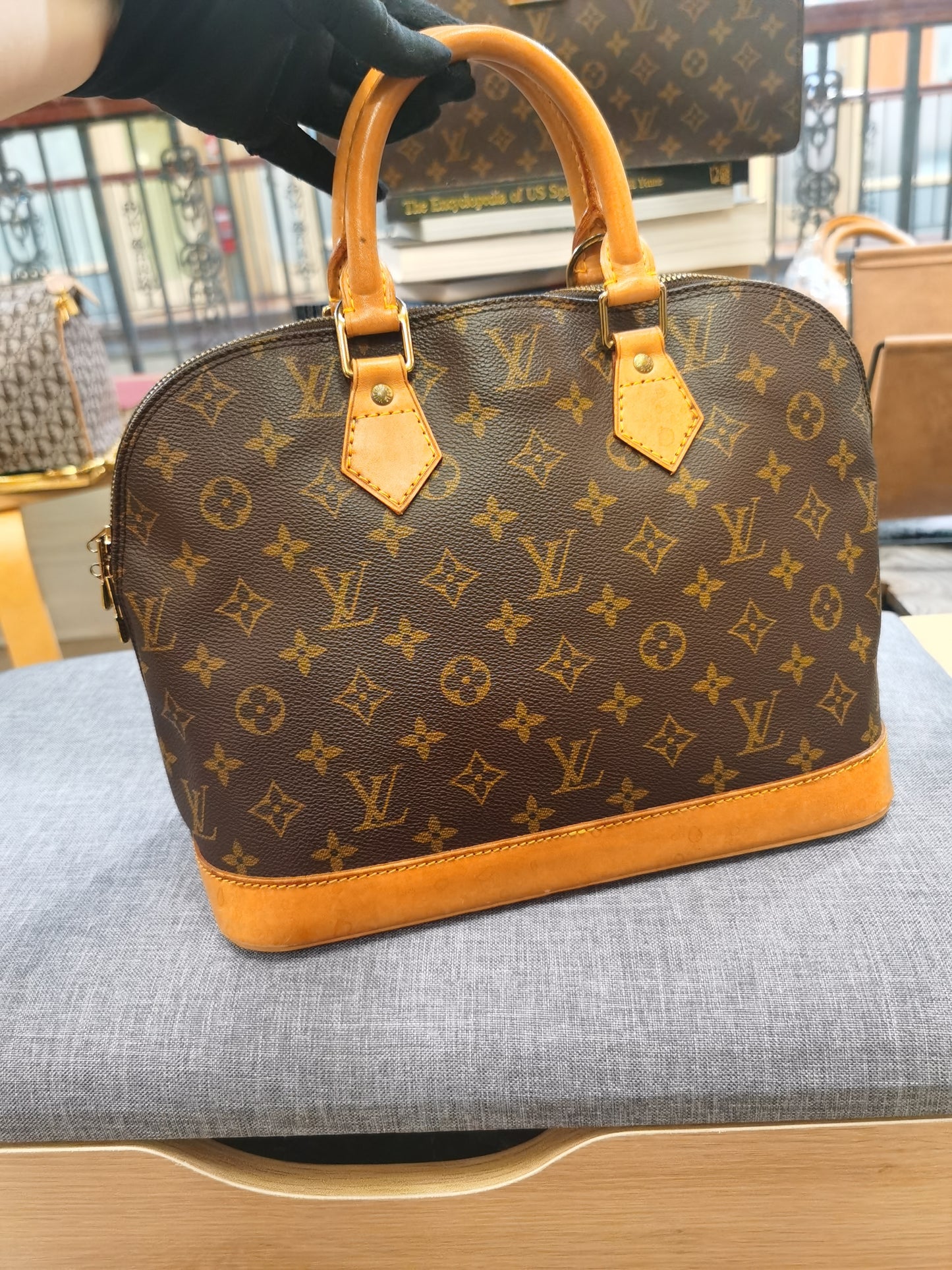 Pre-loved LOUIS VUITTON VINTAGE ALMA PM LEATHER HANDBAG 32CM