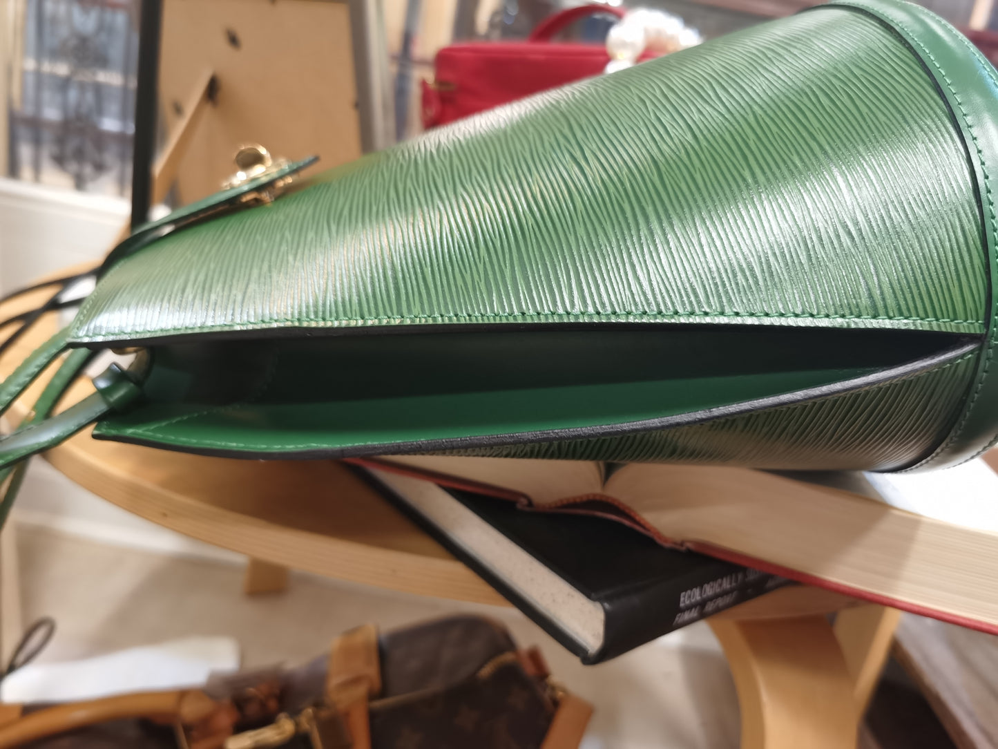 Pre-loved  Louis Vuitton Cluny Vintage EPI Leather Shoulderbag Green