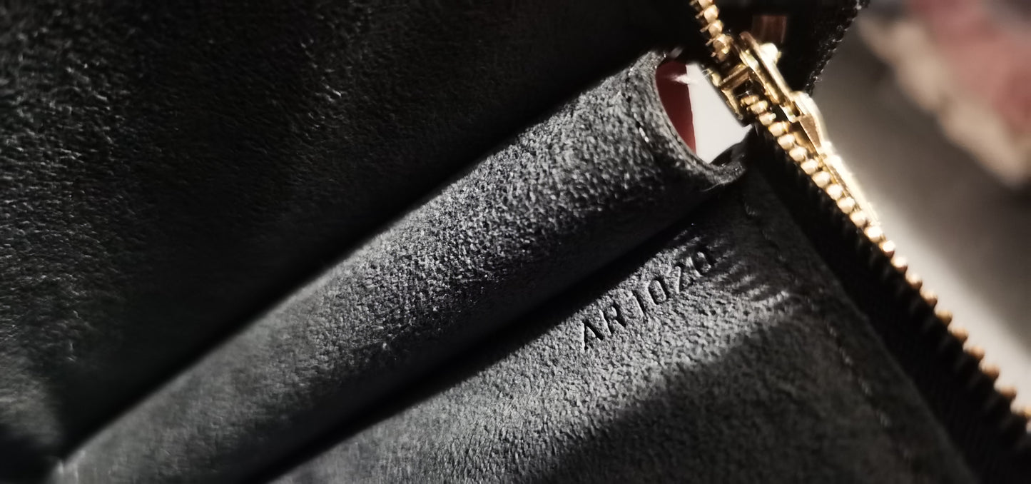 Pre-loved Louis Vuitton Pochette Accessoire Leather Handbag