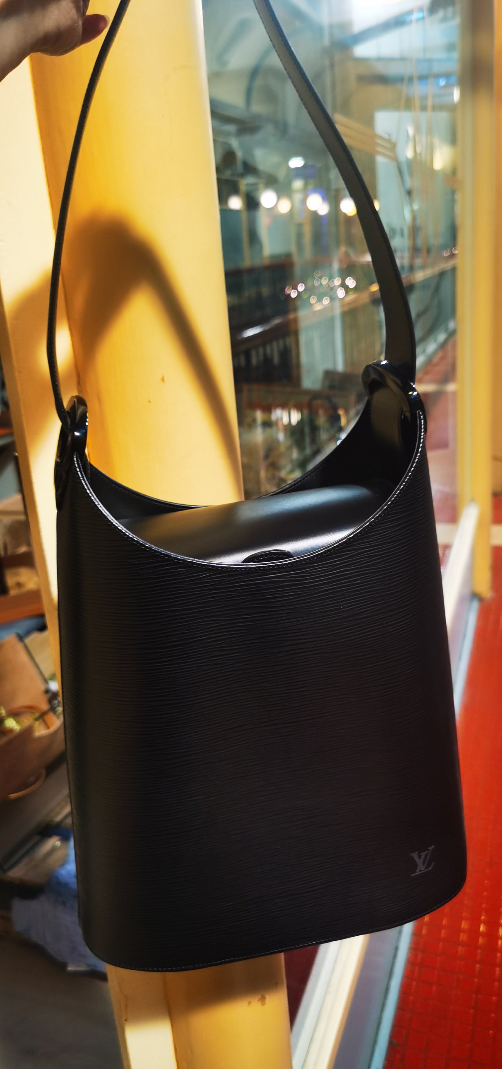 Verseau leather handbag Louis Vuitton Black in Leather - 29778370