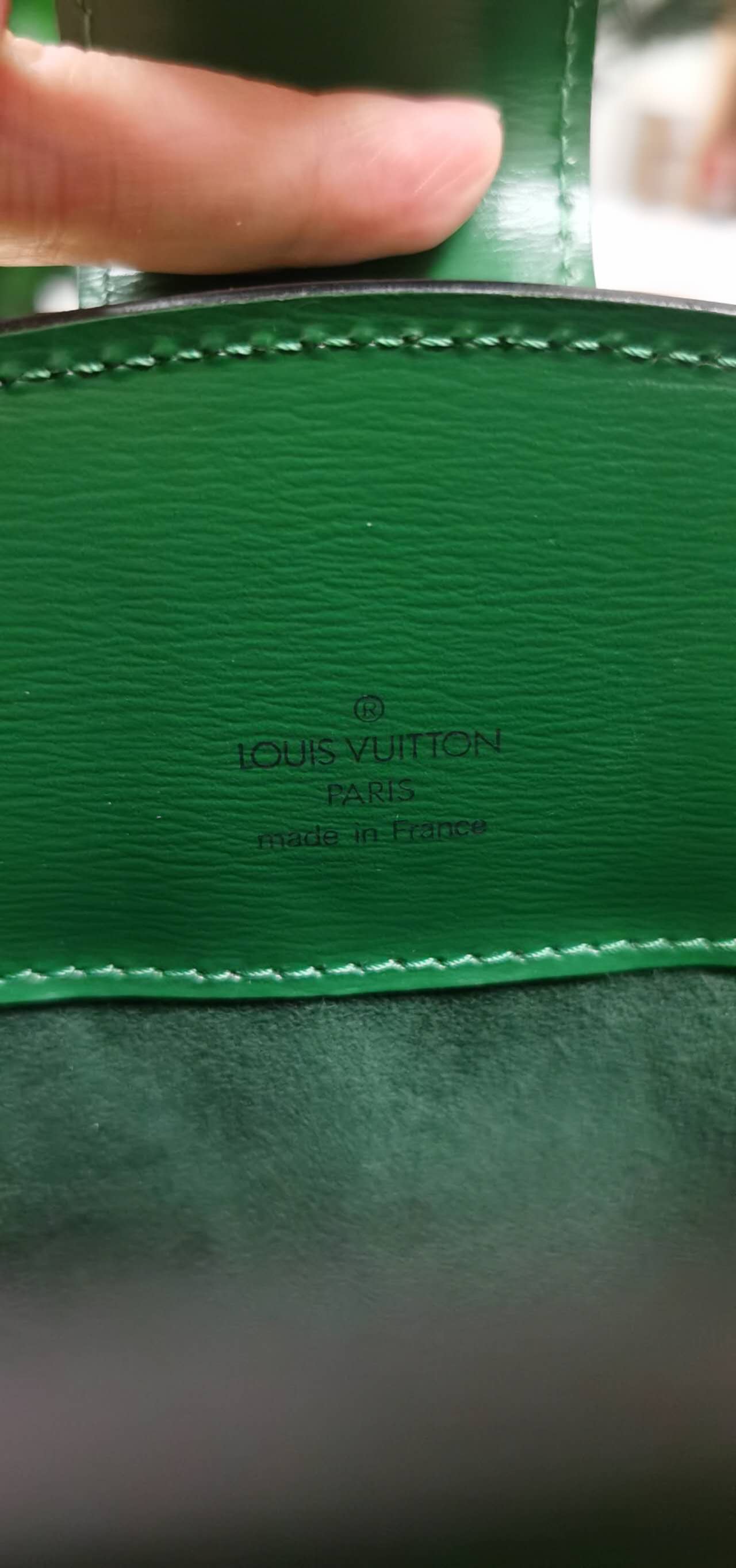 Pre-loved Louis Vuitton Cluny Vintage EPI Leather Shoulderbag Green –  Vintage Muse Adelaide