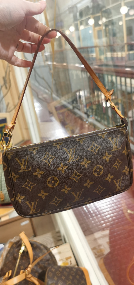 Pre-loved Authentic Louis Vuitton Pochette Accessoire Handbag