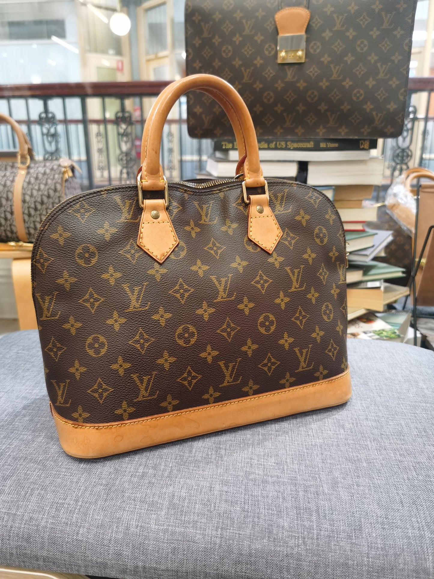 Pre-loved LOUIS VUITTON VINTAGE ALMA PM LEATHER HANDBAG 32CM