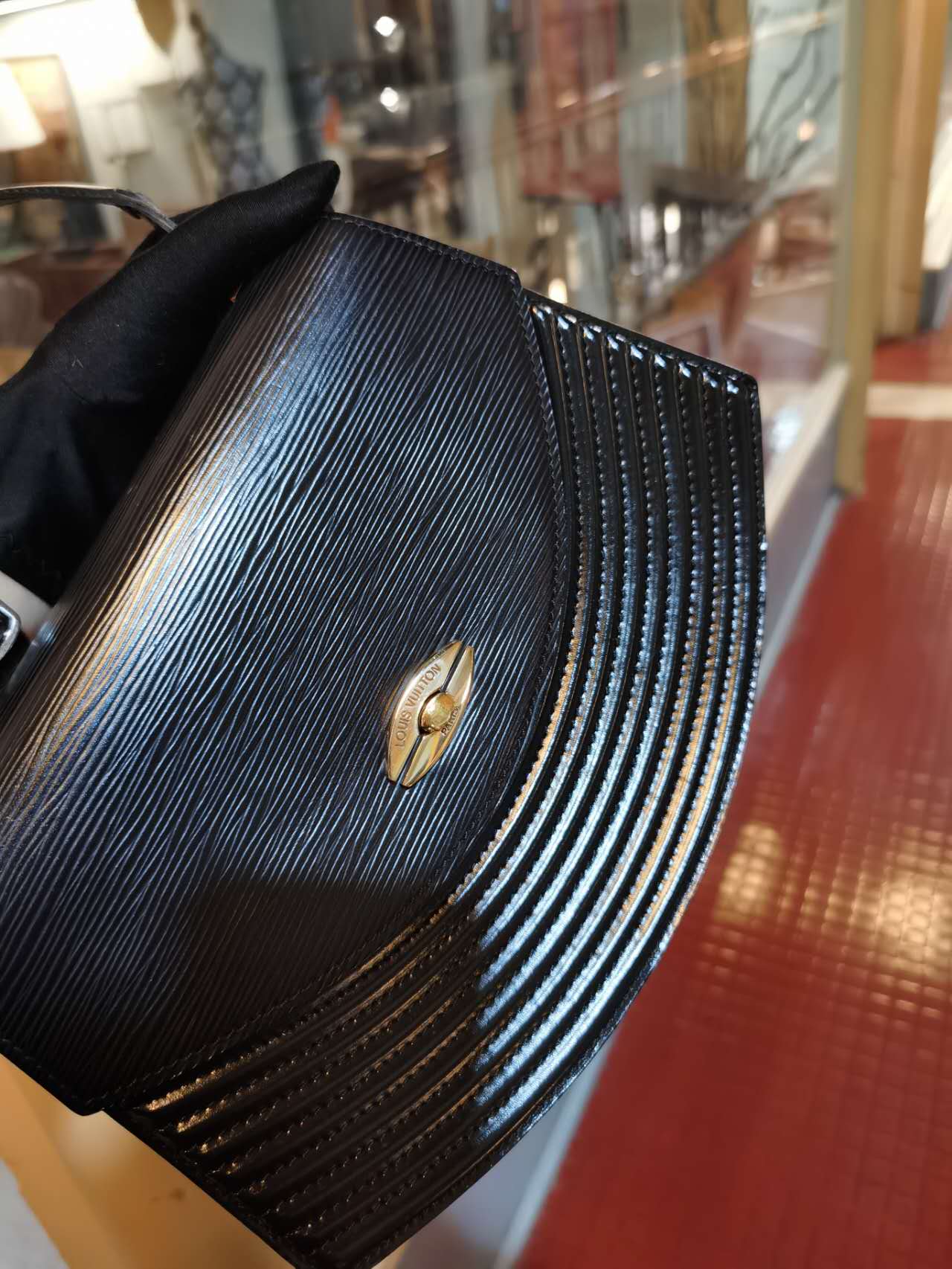 Pre-loved Louis Vuitton Vintage Epi Leather Crossbody Bag Black