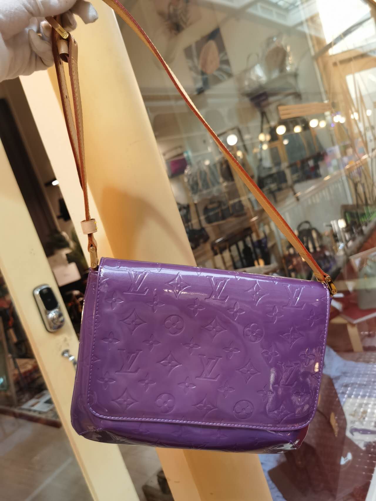 Pre-loved Louis Vuitton Patent Leather Shoulder Bag