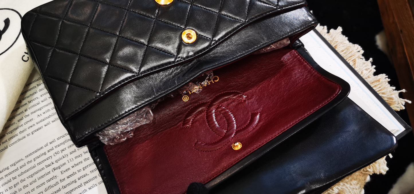 Pre-loved Chanel Vintage Classic Flat leather crossbody bag 23cm Black