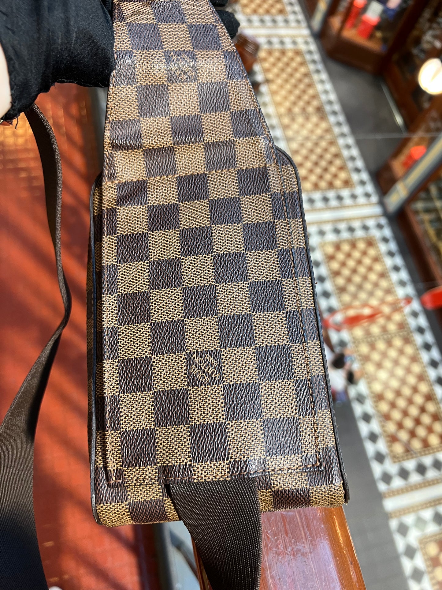 Pre-loved Louis Vuitton Geronimo Damier LeatherBag