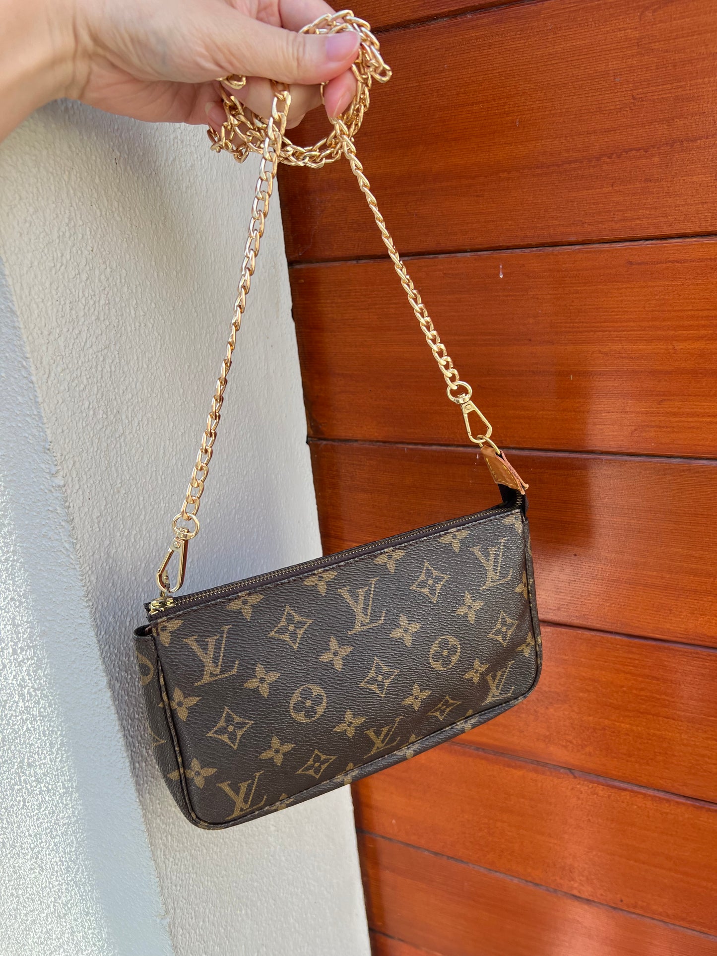 Pre-loved Louis Vuitton Pochette Accessoire Cloth Handbag