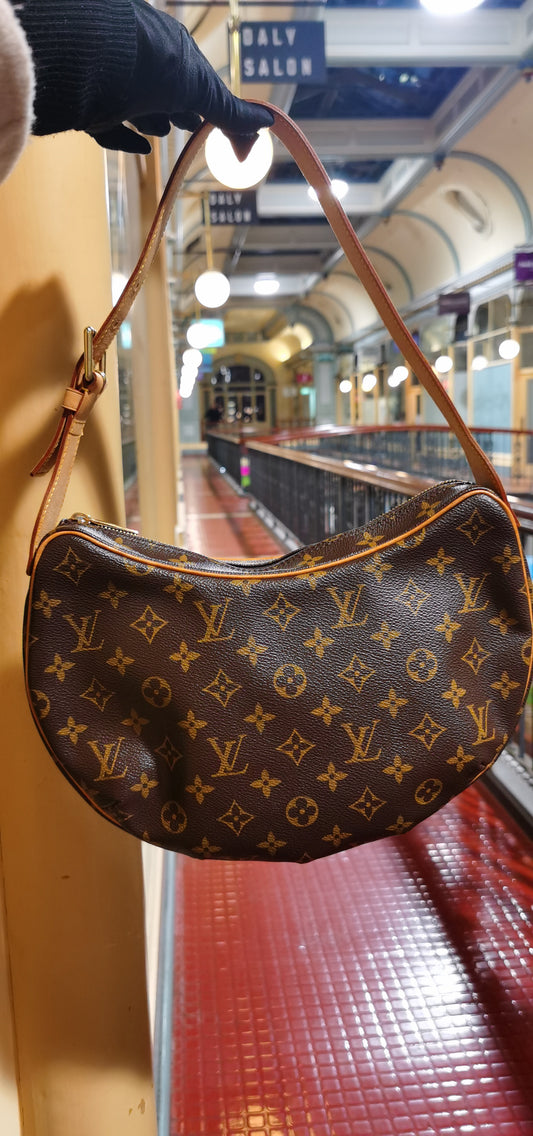 Pre-loved LOUIS VUITTON VINTAGE CROISSANT LEATHER HANDBAG