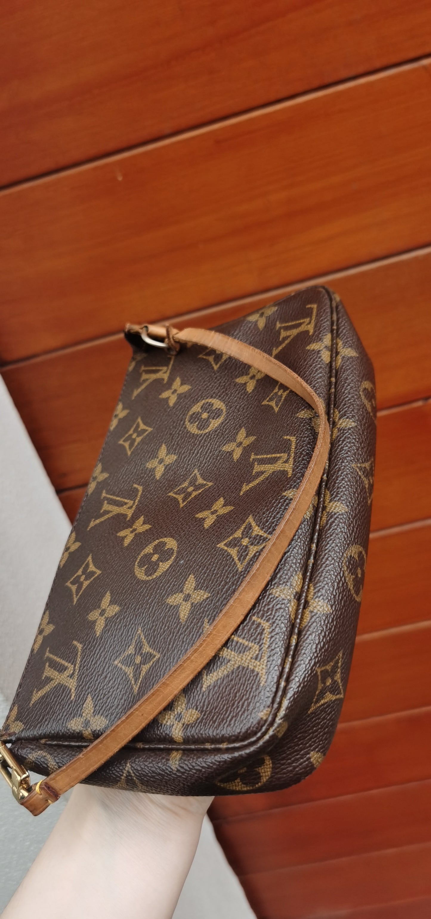 Pre-loved Louis Vuitton Vintage Pochette Accessoire Cloth Handbag Monogram